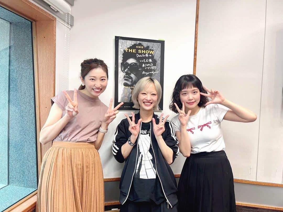 丸井汐里のインスタグラム：「✴︎ Date fm Sendaian Hot Music 今週もありがとうございました😃 ✴︎ 今日のオープニングチューンはMAN WITH A MISSIONのFLY AGAIN-Hero's Anthem-をお届けしました🏉 ✴︎ ラグビー日本代表、次は来週金曜早朝のサモア戦！ ✴︎ その後対戦予定のアルゼンチン含め、世界ランキング上では格上の相手ですが、何とか決勝トーナメント進出を決めてほしい……！ ✴︎ スポーツの秋、私はやっぱり観る専門です笑 ✴︎ ✴︎ ✴︎ 12時台のHOT GUESTはグループとしては2度目の登場、GANG PARADE🎉 @gang_parade_official  ✴︎ ユメノユアさん @yumeno_gang  チャンベイビーさん @changbaby_kiss  スタジオ生出演でした😄 ✴︎ ギャンパレはメンバーが積極的に楽曲制作にも携わっていますが、歌詞は毎回全員が書いて、その中から選ばれたものを採用しているそう💡 ✴︎ つまり、幻の歌詞があと12バージョンあるということですよね！？すごすぎます……！ ✴︎ 採用されなかった歌詞も気になりますが、それだけ労力をかけ、さらに厳選されたものが楽曲へと昇華されているんですよね。 ✴︎ 歌詞に注目して改めて楽曲を聴きたいなと感じました。 ✴︎ 夜をテーマにしたNew EP『The Night Park E.P.』は11/15リリース💿 ✴︎ 明日は仙台EBeanSでリリースイベント、明後日は仙台GIGSでツアー宮城公演です♫ ✴︎ ✴︎ ✴︎ そして、BOOK OFFさんとのコラボコーナーが今週から限定復活📙 ✴︎ 収録も今回からスタジオでできるようになりました✨福庭さーん(写真2枚目) 😆 ✴︎ 来月14日(土)・15日(日)にサンモール一番町商店街で開催されるイベント『杜の都リユースフェス2023』の情報をお届けしていくので・す・が…… ✴︎ 【重大発表⚠️】 ✴︎ なんと！！14日(土)に、BOOK OFFさんとSendaian Hot Musicのスペシャルステージ開催が決定しました🎊🎊🎊 ✴︎ 2年ちょっと前から不定期にお届けしてきたこのコーナーがついにスタジオを飛び出して、番組初のイベントをやっちゃいます！！！ ✴︎ そこで、リスナーの皆さんから、BOOK OFFにまつわる疑問・質問、私への質問などを大募集💡 ✴︎ Date fmのHPのリクエスト＆メッセージからSendaian宛に送って下さい！ ✴︎ 当日ステージで質問が採用された方には、BOOK OFFのお買い物券1000円分をプレゼント🎁 ✴︎ 皆さんの質問で、ステージを一緒に盛り上げましょう⤴️ ✴︎ 杜の都リユースフェスの詳しい内容は、来週以降どんどんご紹介していきます👍 ✴︎ ✴︎ ✴︎ チャートはBE:FIRSTが初登場No.1を獲得🥇 ✴︎ Date fmの公式Xでポストしています！ ✴︎ 聞き逃した方はradikoのタイムフリー機能でぜひチェックをー😄 ✴︎ ✴︎ ✴︎ #アナウンサー#フリーアナウンサー#ラジオパーソナリティ#ラジオDJ#datefm#SendaianHotMusic#MANWITHAMISSION#MWAM#マンウィズ#スポーツの秋#ラグビーW杯#GANGPARADE#ギャンパレ#BOOKOFF#杜の都リユースフェス#スペシャルステージ 決定！#BEFIRST#BMSG」