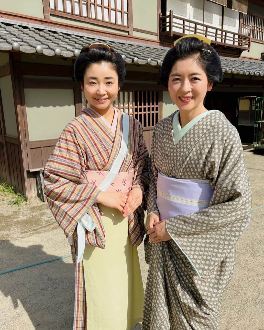 中山忍のインスタグラム：「まゆちゃんと✨  ご縁があって 娘のような年齢のまゆちゃんと 初共演です😋  まゆちゃんは 初めての京都！ 初めての時代劇！ ドキドキだったと思います  私の愛する京都を 撮影所を 好きになってもらえたかな⁇ 楽しかったかな⁇  一生懸命で 健気な #竹内まゆ さん #料亭初花 の女中さんとして 女将お咲のもとで 頑張る姿を 皆さま 応援よろしくお願いします🙌  9月28日（木） 夜7:00～8:54 #BS朝日 4K時代劇スペシャル 「#無用庵隠居修行7」  ぜひぜひ 観てくださいませ😋」
