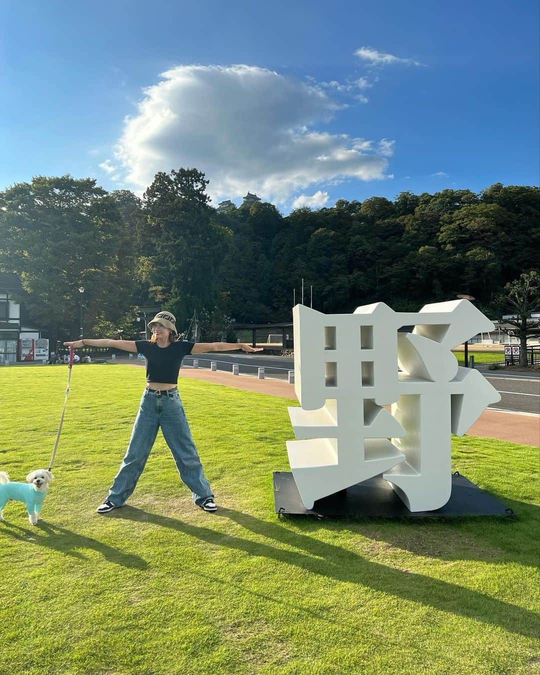 本多末奈さんのインスタグラム写真 - (本多末奈Instagram)「私の夏休みが終わったと思いきや、 連日天気がぐったり🤢☔️  暑かった毎日が恋しいね🥲 とか言って予定を見ていたら 9月もあっという間に終了しそうです🙄  #2023夏 #私の夏休み終了  #いぬのいる暮らしは最高」9月22日 21時30分 - honda_mana