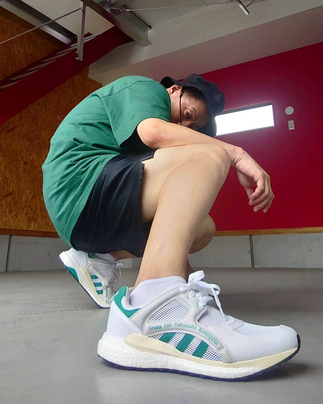 レイザーラモンRGさんのインスタグラム写真 - (レイザーラモンRGInstagram)「HUMAN MADE × ADIDAS ORIGINALS EQT RACING 91/16 BOOST という珍品です。アディダス エキップメントシリーズが始まった1991～93当時の最新「通気性特化」デザイン。足の甲あたりはほぼサンダルくらいの通気性なんですがヒールはしっかりホールドされてるし復刻版はブーストソールだからマラソンもいけるくらいしっかりしてます。これこのくそ暑い夏めちゃめちゃ履きたかった…忘れてた…  #adidasequipmentracing #adidasequipment #adidasEQT #eqtracing #キモ撮り #KIMODORI」9月22日 21時30分 - rgrazorramon