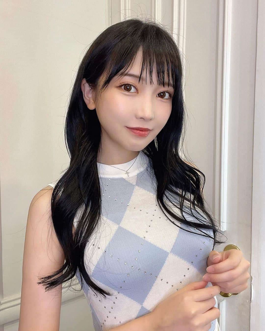 のインスタグラム：「美容室行ってきた☺️♡ りほ( @riholog1001 )いつもありがとう💗 . 沖縄コレクション前のメンテナンス💆🏻‍♀️ 黒髪ロングにしたよ( '-'🫶🏻) . . tops: #lilybrown  . #美容室 #表参道美容室 #黒髪 #黒髪ロング」