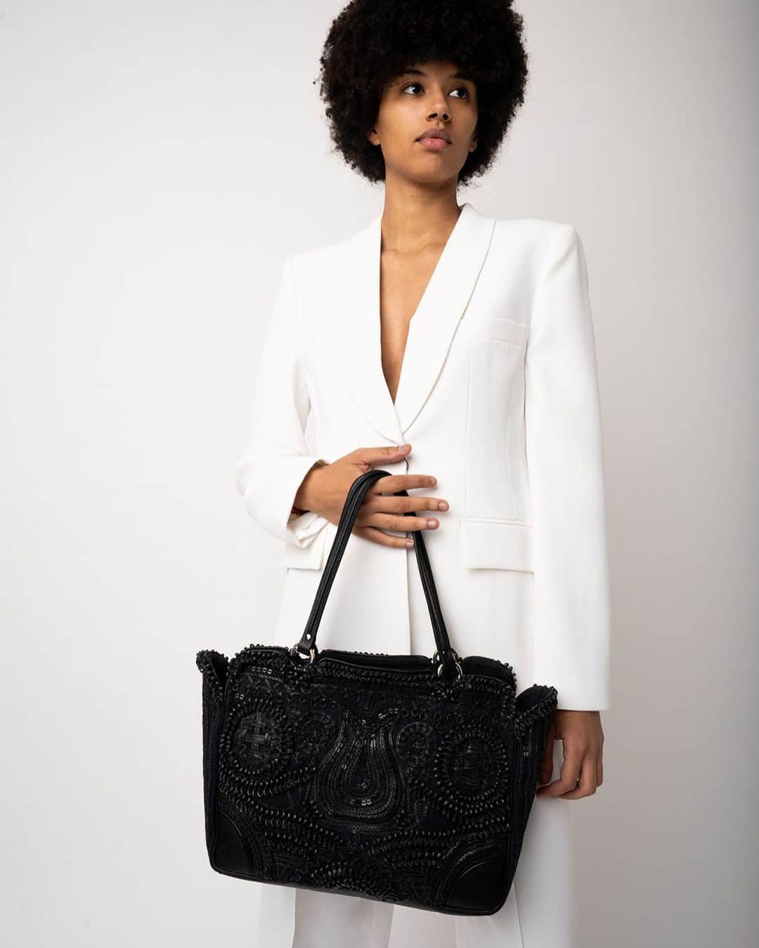 ジャマンピュエッシュのインスタグラム：「Girlboss mode 😎 #jaminpuech #iconicbag #uniquebag」