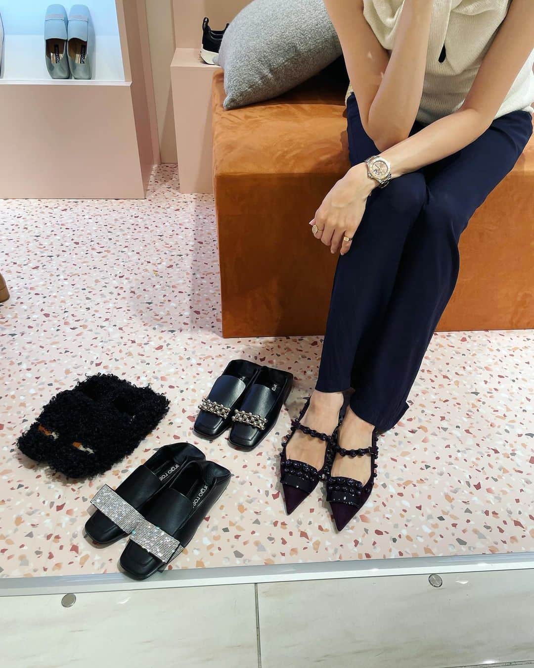 笹川友里さんのインスタグラム写真 - (笹川友里Instagram)「sergiorossiのpopupにお邪魔しました。  今年は特に秋冬を感じられるテディの愛称のモコモコ素材や スエード、きらっとした素材の靴が沢山あって。 本格的な秋が来るのが楽しみになってしまいました。  日本限定のsr1シリーズのバッグコレクションも 華奢なチェーンバッグもワンハンドルも可愛かった。  伊勢丹新宿店本館 2階婦人靴にて 10/3まで✨  #SegioRossi #sr1icons #pr」9月22日 21時34分 - sasagawayuri