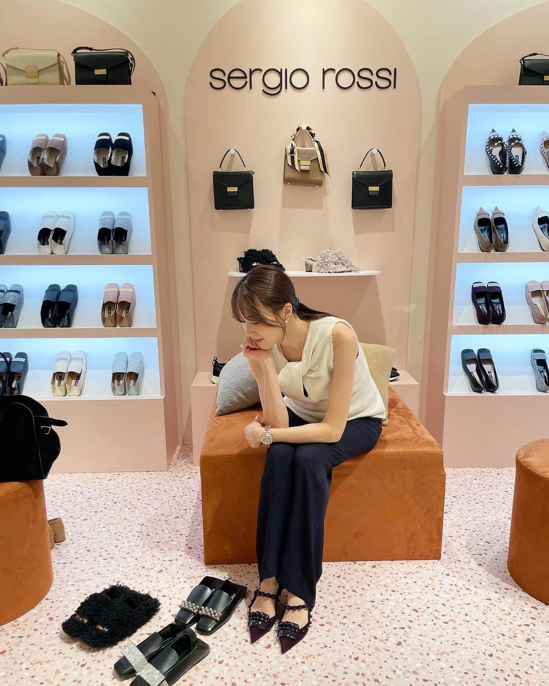 笹川友里のインスタグラム：「sergiorossiのpopupにお邪魔しました。  今年は特に秋冬を感じられるテディの愛称のモコモコ素材や スエード、きらっとした素材の靴が沢山あって。 本格的な秋が来るのが楽しみになってしまいました。  日本限定のsr1シリーズのバッグコレクションも 華奢なチェーンバッグもワンハンドルも可愛かった。  伊勢丹新宿店本館 2階婦人靴にて 10/3まで✨  #SegioRossi #sr1icons #pr」