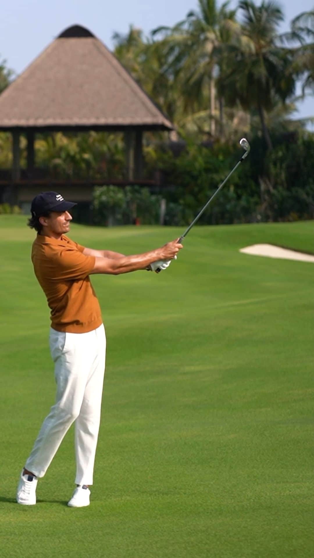 Velaa Private Islandのインスタグラム：「Savour in the rewarding sport, playing nine holes across the spotless greens at Velaa Golf Academy. #VelaaMoments #VelaaPrivateIsland」
