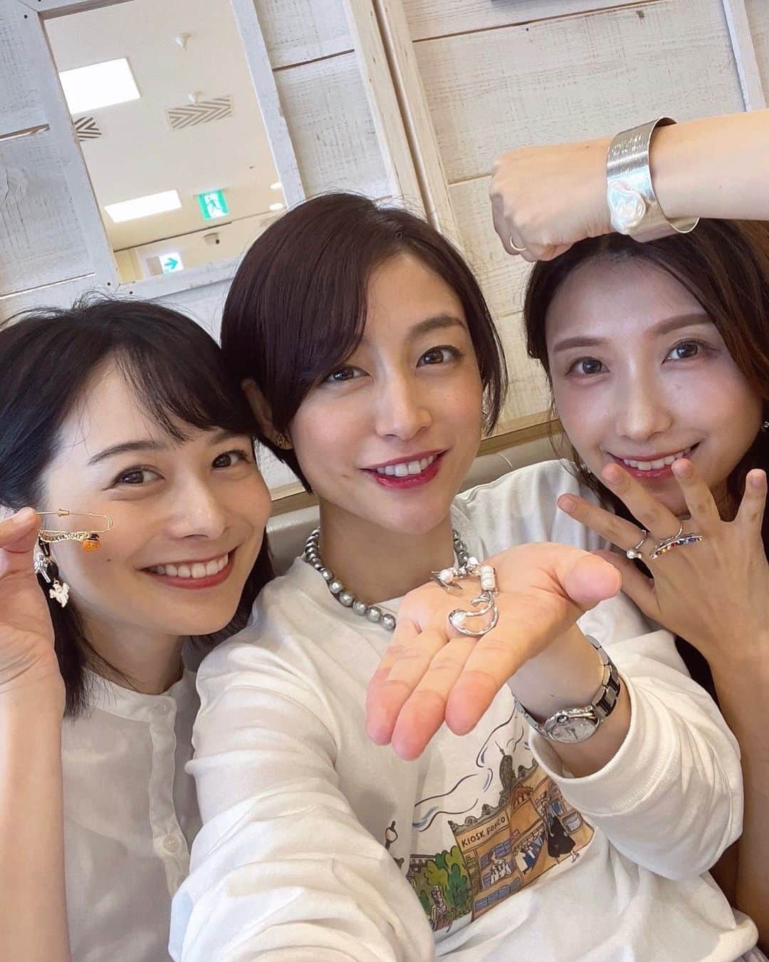 高見侑里さんのインスタグラム写真 - (高見侑里Instagram)「◡̈♥︎ 伊藤友里ちゃんと新井恵理那ちゃんとアクセサリー作りへ💎 ⁡ 私が手に持っているのは、恵理那ちゃんがパパッと作ってくれたハロウィンモチーフのストールピン🎃👻 ⁡ 友里ちゃんも手際良くイヤリングや指輪などを作っていました👏 ⁡ 私はというと終始てんやわんやでしたが、それも含めて楽しい時間でした🤣 ⁡ #手作りアクセサリー」9月22日 21時36分 - yuri_takami_official