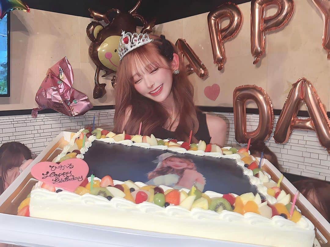 のインスタグラム：「載せ忘れてたけどお誕生日会の時のー！！！！！！♡🎂  トータル50人くらいきてくれてて、ひかる一瞬でベロベロなって全然写真持ってなくてある分だけだけどサプライズ幸せすぎた（ ; ; ）♡  周りの人のおかげで幸せな毎日があると改めて実感したし、大切にしてくれる人達みんな幸せになって欲しいし、自分にできることはなんでも頑張りたいと思った日でした🥺🎀  プレゼントも全部入り切らなかったけど今届いてる分だけでもこんなに（ ; ; ） ありがとうございます😭♡  23歳も世界一幸せに生きます」