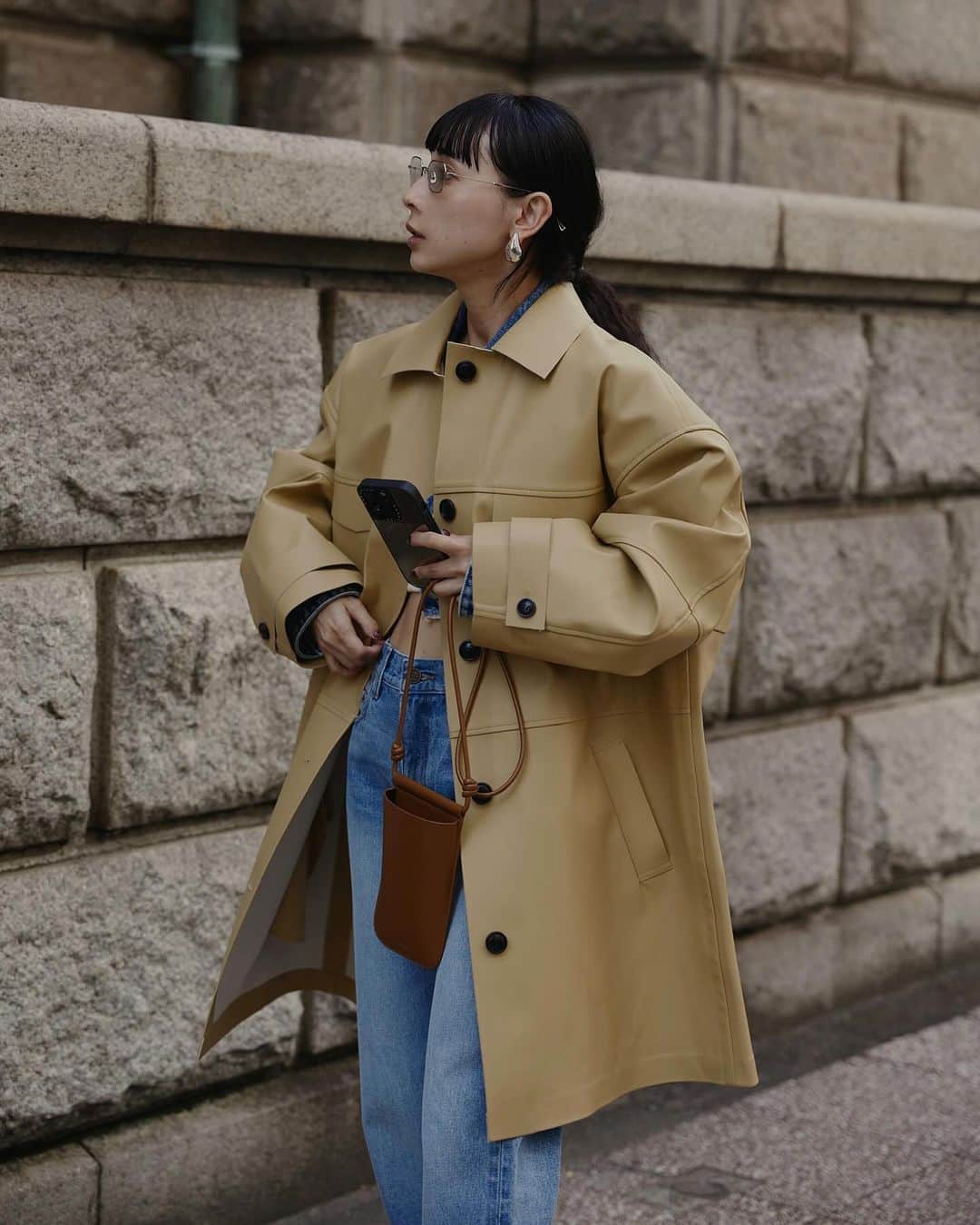 のインスタグラム：「この可愛いコートなんだと思いますか？  実は晴雨両用コート🧥 カジュアルで長すぎない着丈なので動きやすいし、なにより可愛い😍 色もイエローカラーがトレンチぽくて可愛い😍  coat ¥30000 shoes ¥24000  . こちらで先行コーデまとめます！ #ameri2024springsummer . . 《24SS先行ご予約会開催スケジュール》  【WEB STORE】 ■Amate会員様 10/2(月)18:00～10/9(月)13:00 ※10/5(木)10:00～11:59はシステムの都合上、ご購入いただけませんので予めご了承ください。  ■一般のお客様 10/5(木)12:00～10/9(月)13:00  【代官山店】 10/5(木),6(金) ※10/7～9はサンプルの設置はございませんが、オーダーは可能です。  【新宿店】 10/7(土)～9(月)  【心斎橋店】 10/7(土)～9(月) ※土日のみ21時まで営業致します。  【名古屋店】 10/13(金)～15(日)」