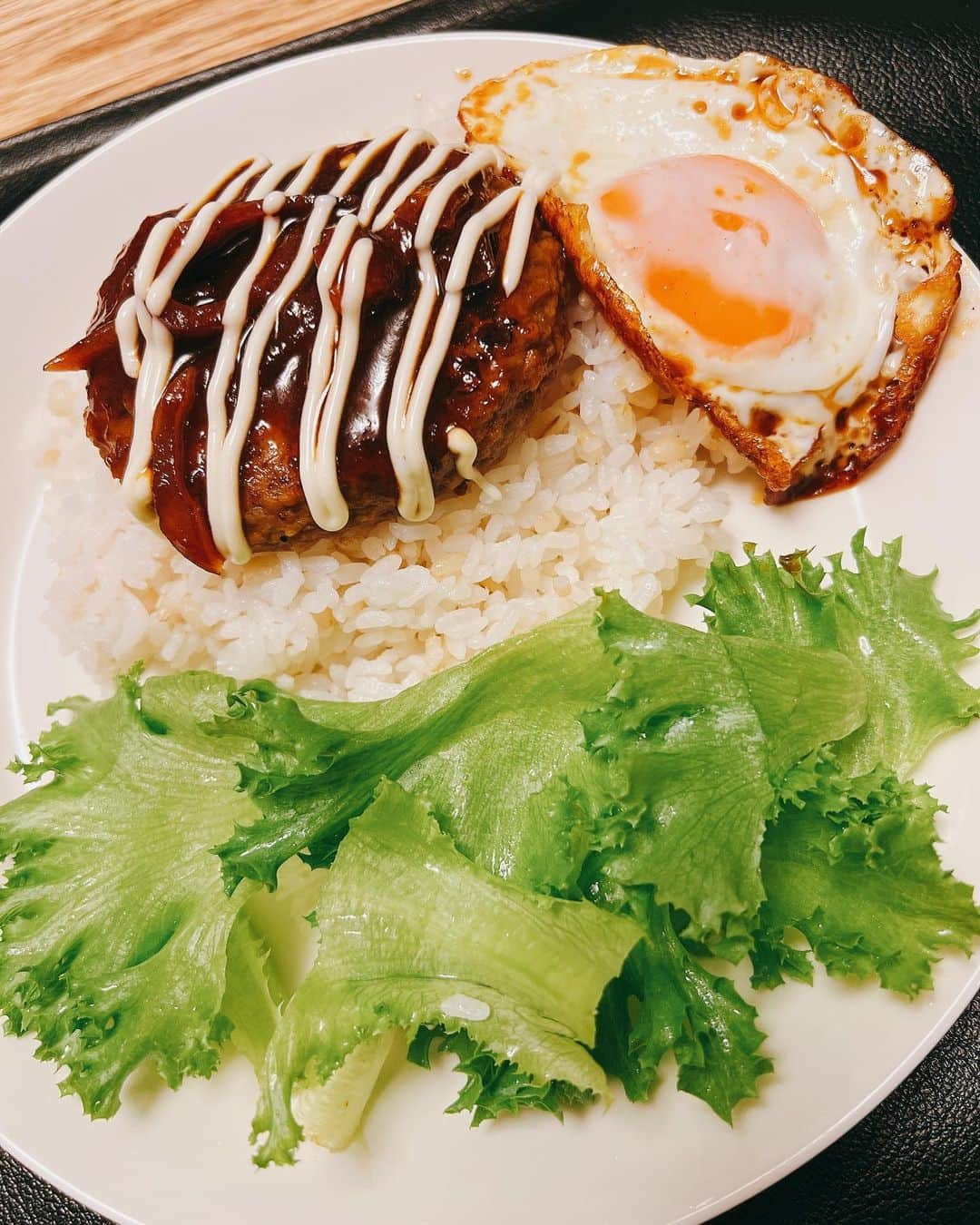 川谷修士さんのインスタグラム写真 - (川谷修士Instagram)「★★★本日の晩ご飯は 長女が作ってくれました。 家族を助けてくれてありがとうね。 mainは ロコモコプレート sideは キャベツの甘み楽しむ コンソメスープ  ロコモコにもバッチり合います こめからだ  美味しかった！ ご馳走様でした。」9月22日 21時40分 - 2chokenju_shuji