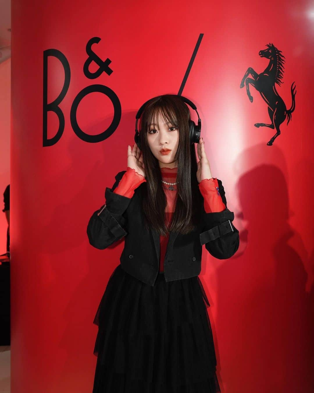 moca さんのインスタグラム写真 - (moca Instagram)「Bang & Olufsen とフェラーリの Capsule Collectionローンチパーティーへ  フェラーリとのコラボアイテム、 どれもかっこよかった~❤️‍🔥  私はGold Toneのヘッドフォンを🎧  今日のドレスコードは赤！❤️ みんなの好きな色は〜？  #BangOlufsenForFerrari #BangOlufsenJapan #pr #headphones #bangolufsen #ferrari  #バングアンドオルフセン」9月22日 21時43分 - moca_lol