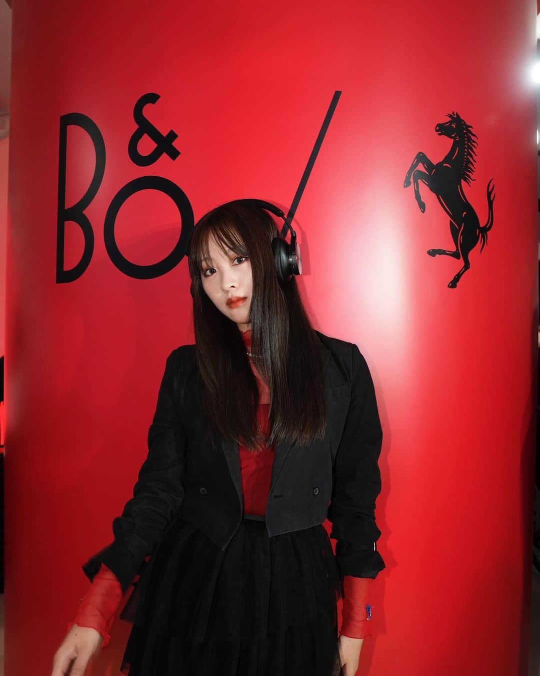 moca のインスタグラム：「Bang & Olufsen とフェラーリの Capsule Collectionローンチパーティーへ  フェラーリとのコラボアイテム、 どれもかっこよかった~❤️‍🔥  私はGold Toneのヘッドフォンを🎧  今日のドレスコードは赤！❤️ みんなの好きな色は〜？  #BangOlufsenForFerrari #BangOlufsenJapan #pr #headphones #bangolufsen #ferrari  #バングアンドオルフセン」