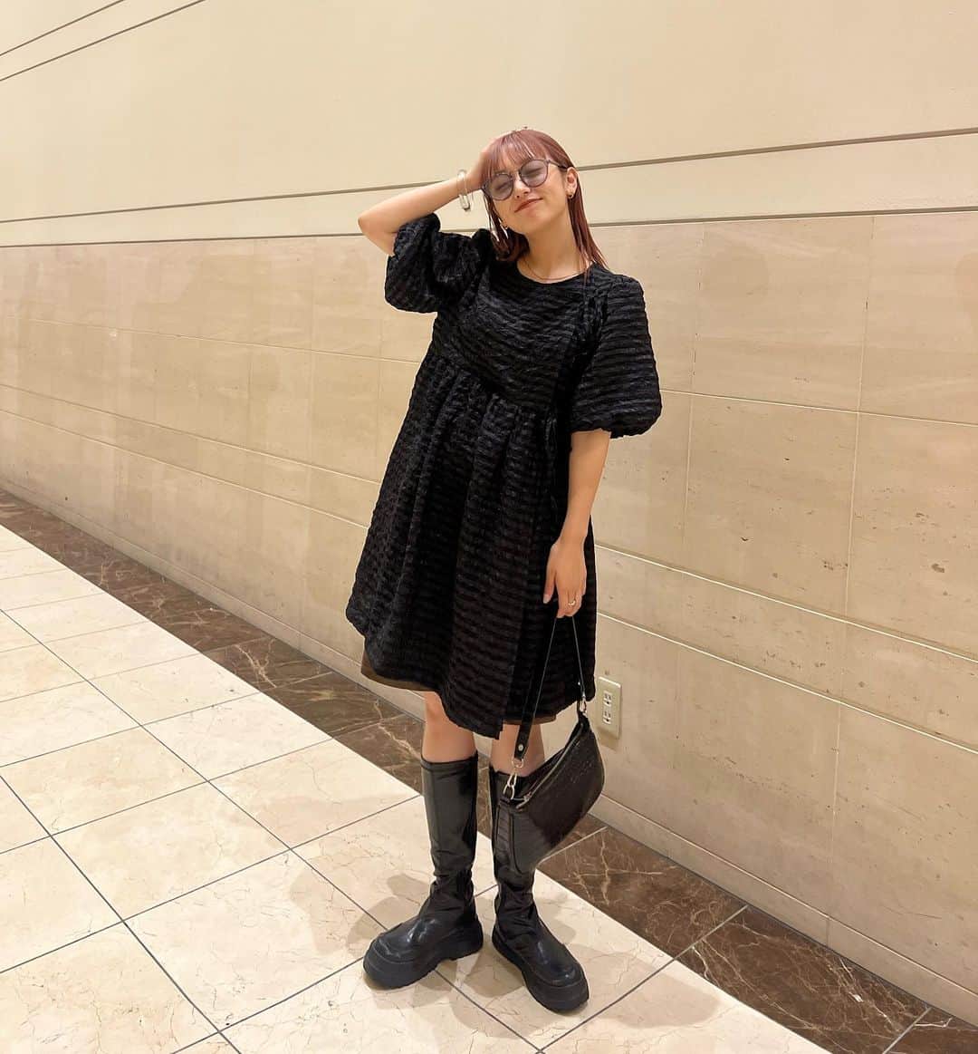さやべびのインスタグラム：「・ ・ ・ 黒い服は珍しいのよね～🐈‍⬛  たまにはこゆのも好き。 ・  #モノトーン #モノトーンコーデ   #ワンピース #freaksstore   #秋服 #秋服コーデ」