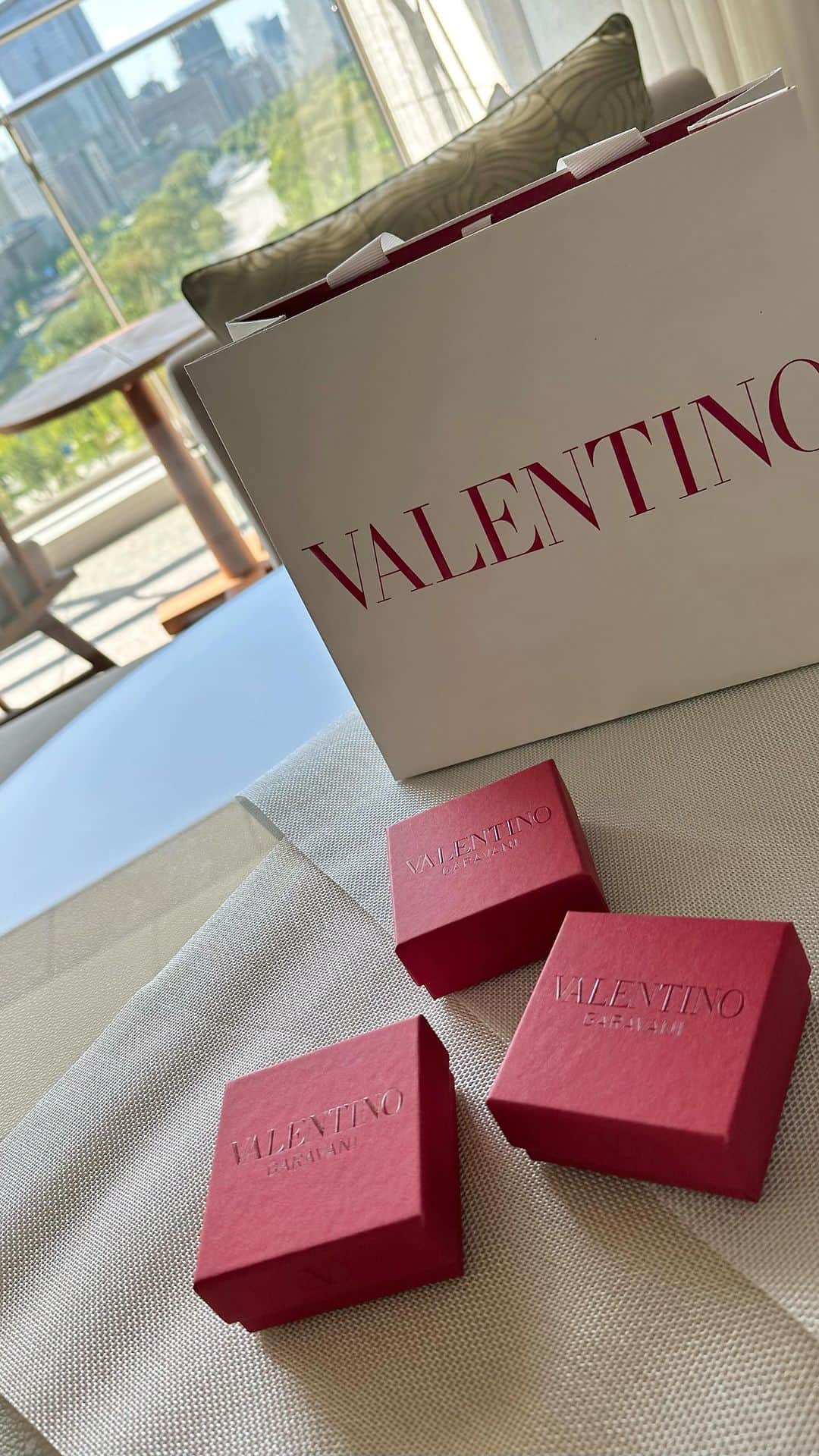 おまみのインスタグラム：「@maisonvalentino の可愛いアクセたち❤️  #valentino #購入品 #ヴァレンティノ」