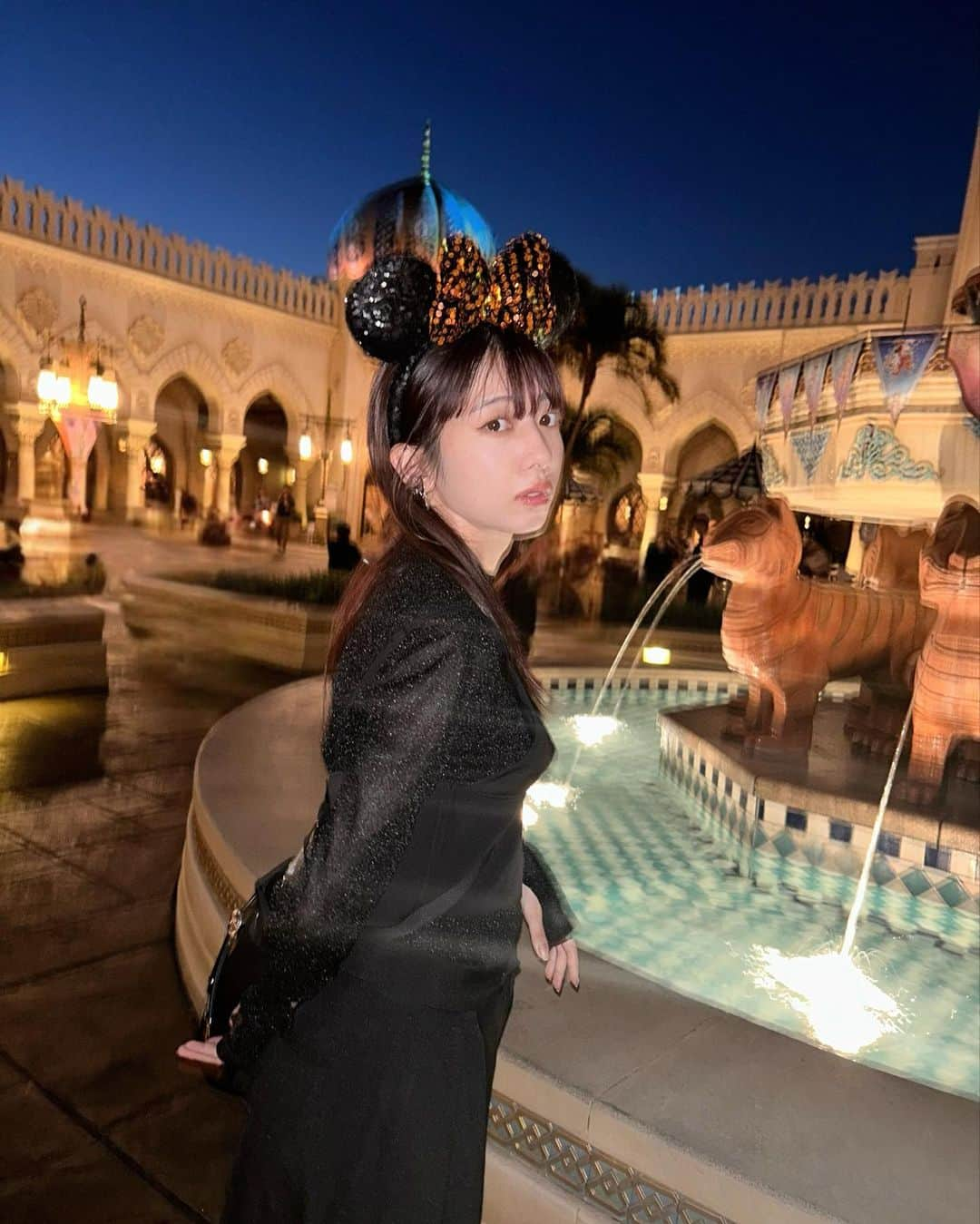 真山りかさんのインスタグラム写真 - (真山りかInstagram)「. ⁡ ドレスコードは黒でした🖤 ⁡ #ディズニーシー ⁡ #まやまにあ ⁡ .」9月22日 21時54分 - ma_yama_official