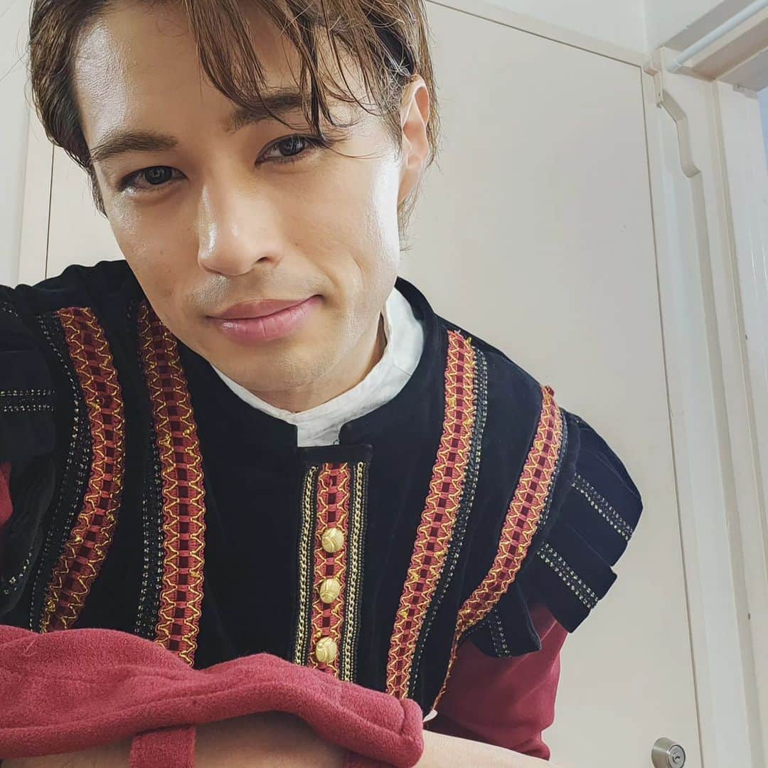 佐伯大地のインスタグラム：「本日もありがとう御座いました。冒頭キャピレット陣営の男verの僕と、仲間を添えて🦁 #2023ロミオとジュリエット」