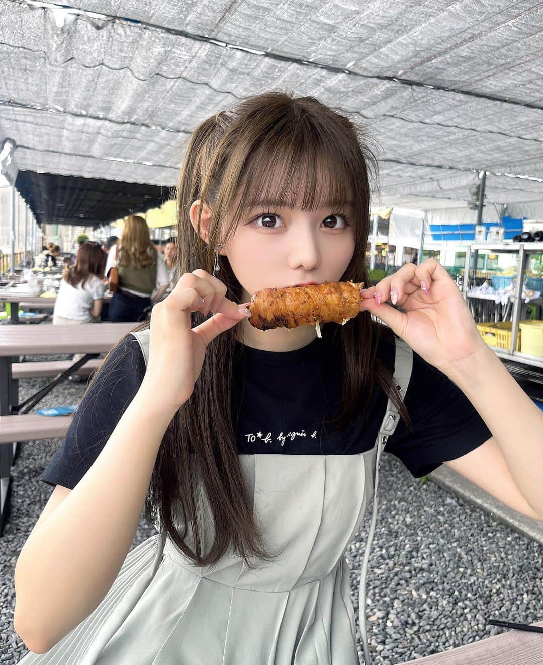 大森莉緒のインスタグラム：「・ ・ 肉巻きおにぎり好き〜〜🍖🍙  焼いてたら持つ部分燃えて無くなった🫠笑 ・ ・ #大森莉緒 #おーりお #おりおんず #おりおの食 #魚太郎 #肉巻きおにぎり #バーベキュー #串焼き #知多半島 #BBQ #ハーフツイン #food #ınstagood #instapic #good #instaphoto #패션 #코디 #오늘의코디 #오늘의패션 #전신샷 #코디스타그램 #옷」