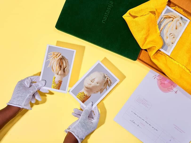 Grace Bonneyのインスタグラム：「Excited to share a little main stream update from artist and former DS takeover host, @nastassjaebony 💛: “The Flower Box’” a limited edition print collection, designed by artist @nastassjaebony   Six 4 x 6 inch hand torn prints, wrapped in marigold yellow linen, housed in forest green velvet.  Designed to be as warm, sentimental and intimate as the original sculpture. Nastassja is very excited to offer this collection of her favorite details of such a special piece.   Available now for pre-order 🌻」