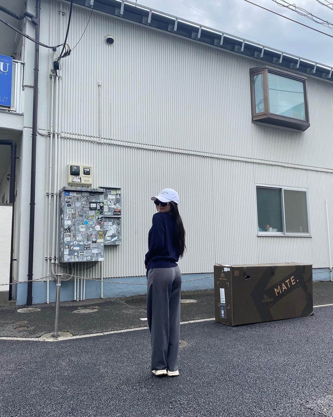 のインスタグラム：「. ⁡ 雨の日はずっと眠い☔🫧 ⁡ ⁡ ⁡ ⁡ ⁡ ＿＿＿＿＿＿＿＿＿＿＿＿＿＿＿＿＿＿＿＿＿＿ ⁡ #오오티디 #데일리룩 #韓国ファッション #y2k #newjeans #平成ギャル #韓国ギャル #韓国ヘア #ロングヘア #シールエクステ  #フルバング #シースルー前髪 #韓国前髪 #ヨシンモリ #巻き髪アレンジ #巻き髪 #アイドル #グラビアアイドル #グラビア #カーディガンコーデ #サングラス #adlv」