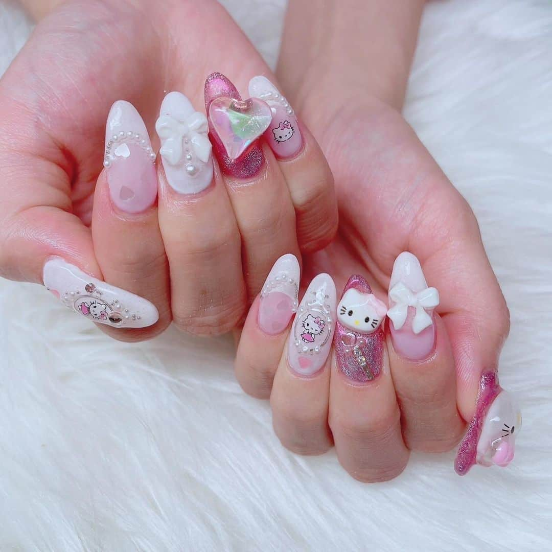 澤田美晴のインスタグラム：「🎀NEW NAIL🎀  ラブリーネイルです🎀🩷 白✖️ピンク最強🩷🤍 キティちゃんが鏡に映っているようにしてくれたんだけど これがすごーーーーーくお気に入り🪞🩷🩷🩷🩷 可愛すぎる〜〜！HAPPY🩷🤍🩵⭐︎  #nails」