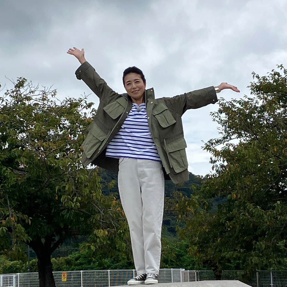のインスタグラム：「今日のロケ😊  雨予報で心配していましが、撮影がはじまると日もさして無事、ロケが終了しました。」