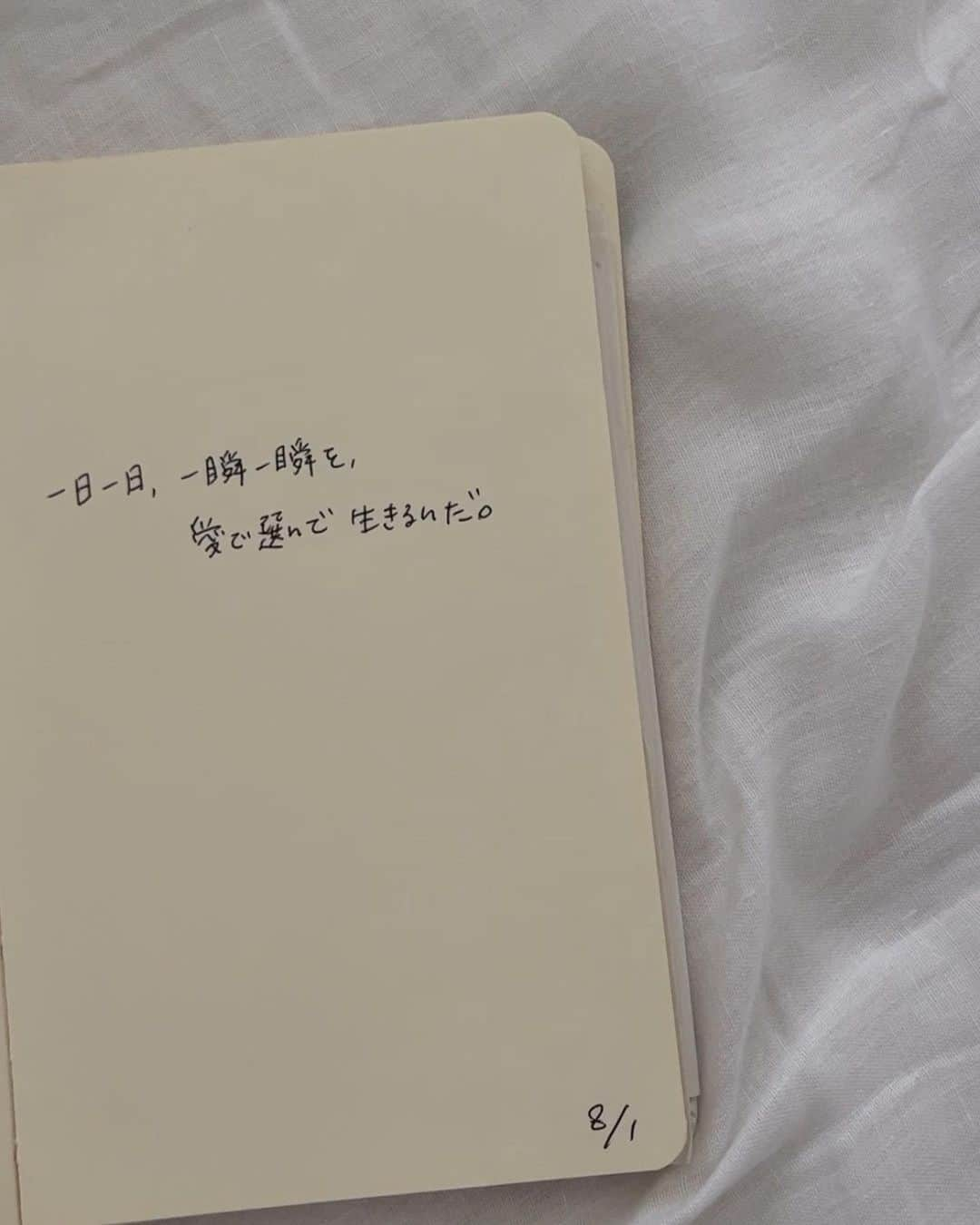 Natsuさんのインスタグラム写真 - (NatsuInstagram)「My lovely Kamakuran days🍃☀️ ⁡ 思いつきで突然 鎌倉にアトリエを借りて ４ヵ月がたった ⁡ アトリエはビーチまで歩いて１分。 ⁡ 毎朝、海を散歩したり、 気分でそのまま海に入ったり 太陽をたくさん浴びて ⁡ そのあとは アートを描いたり ⁡ お気に入りの 山の上にあるカフェに行って 新しい企画や、人生について 考えゴトしたり ⁡ ついでに 緑あふれる山沿いの神社に お散歩しに行って 木と会話して ⁡ 海があって　山があって カルチャーがあって　品があって 小さなおいしいカフェがいくつもあって 人々がみなフレンドリー ⁡ なんて素敵な町なんだろうかと 毎日おもう🥰 ⁡ ありがたや〜ありがたや〜 心の中で言いながら町を歩くのでした。 ⁡」9月22日 21時57分 - _natsurose_