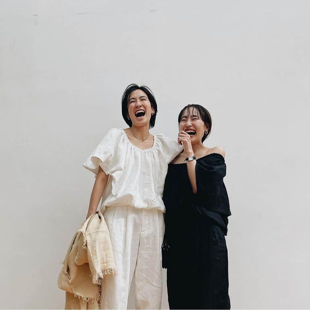 JUNNAのインスタグラム：「いよいよ @etretokyo_hana が産休に入ります ブランドを立ち上げて7年 彼女不在のETRÉ TOKYOは初めて  ポンコツな私がディレクターを続けて来られたのは、いつでも支えてくれるはなの存在があってこそ  表に見えているキラっとした瞬間の裏には、地味で過酷な業務がてんこ盛りだけど、どんな時でもはなは良く笑うから、地獄の様な状況でも何故か現場はいつも楽しくて、ETRÉ TOKYOのHAPPYなムードははなが作っていました♡  これからは母の顔もプラスされ益々魅力的な存在になるんだろうな。今からとっても楽しみです。  そして 後任にはETRÉ TOKYO店舗からECチームに抜擢された @sakiko_113 が着任します。 ご存知の方も多いかも知れませんが、さきこもスーパータフガール。はなの後任はさきこしかいない！と、みんなが安心して任せられる存在です。  着任早々POP UP STORE、展示会etc...大イベントが待ち構えております！さきこも私と一緒に店頭に立ちますので、お久しぶりな方も、初めましての方も皆さんとお喋りできるのを楽しみにしております。  ※一枚目可愛いかったから、さきこのお写真拝借しました」