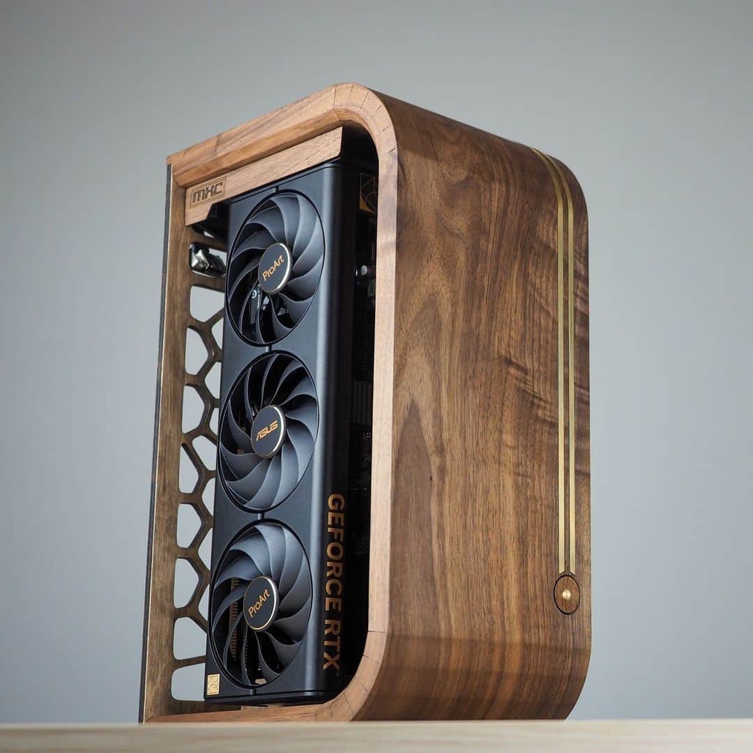 ASUSさんのインスタグラム写真 - (ASUSInstagram)「Wood you believe it? 🌳⁣ ⁣ PC DIY has never been so fascinating. Watch @mxc_builds as he turns a piece of wood into this masterpiece!️🖥️🎨⁣ ⁣ Admire the aesthetics paired with our very own @ProArt RTX 4070 Ti👉🏼: https://asus.click/mxcbuilds」9月22日 22時00分 - asus