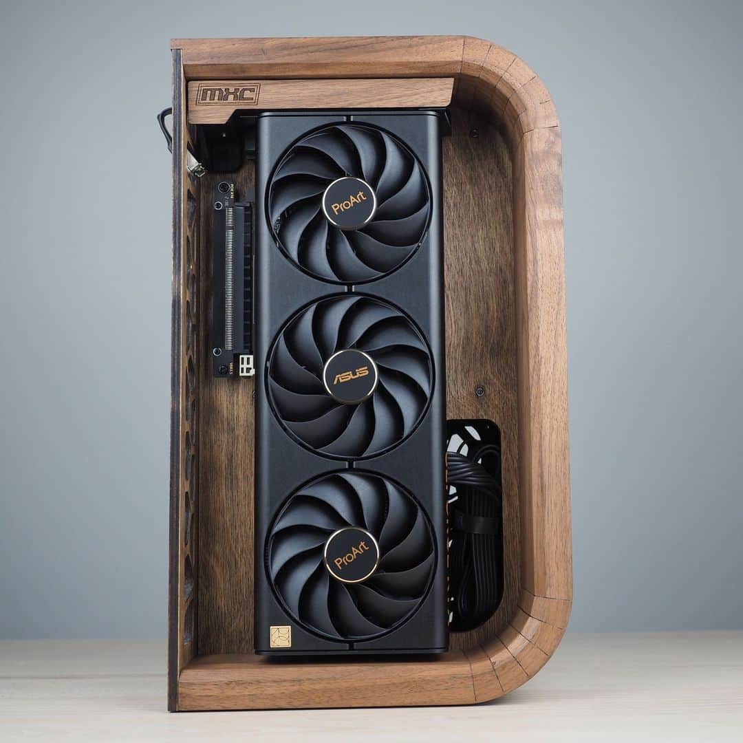 のインスタグラム：「Wood you believe it? 🌳⁣ ⁣ PC DIY has never been so fascinating. Watch @mxc_builds as he turns a piece of wood into this masterpiece!️🖥️🎨⁣ ⁣ Admire the aesthetics paired with our very own @ProArt RTX 4070 Ti👉🏼: https://asus.click/mxcbuilds」