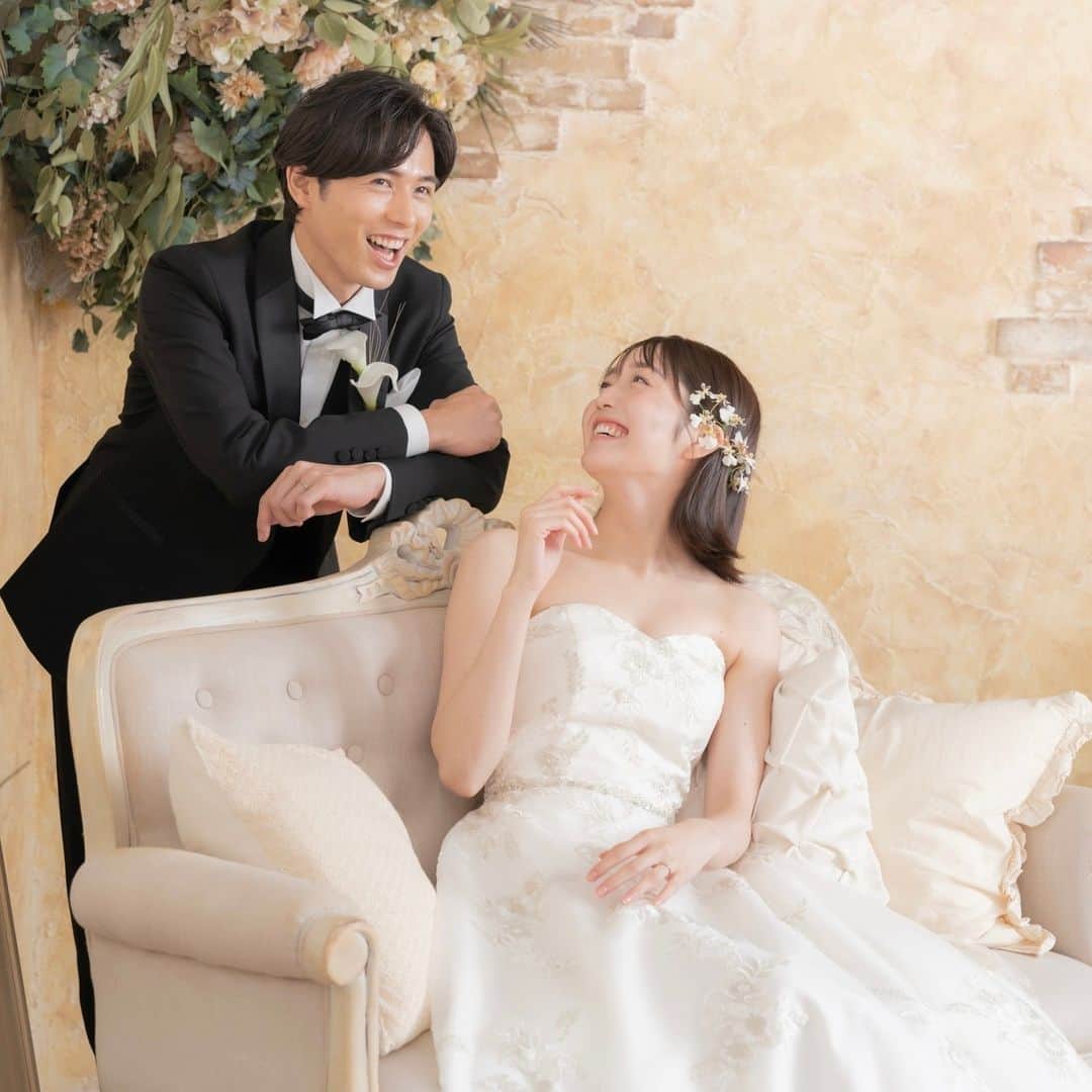 CLAIREのインスタグラム：「笑顔が素敵なお2人💘  “こんなポーズが撮りたい”というご要望も可能な限りお応えいたします！ぜひお気軽にご相談くださいませ☺ ―——————————————— 『CLAIRE(クレール)』は、 現在、全国21店舗展開中のブライダルスタジオです💐  一生に一度の記念としてぴったりな さまざまなプランやロケーションスポットもご用意しております✨  ୨୧ 情報は公式HPへ ୨୧ こちらのプロフィール先のリンクからご覧いただけます♪ @clairebridalstudio  ―——————————————— #クレールブライダルスタジオ #フォトウェディング #結婚式準備 #プレ花嫁 #卒花嫁 #和装ヘア #和装前撮り #前撮り #写真で結婚式 #白無垢 #着物 #ウェディングドレス #結婚写真 #結婚準備 #日本中のプレ花嫁さんと繋がりたい #ウエディングフォト #フォトウエディング #2023夏婚 #2023秋婚 #2023冬婚」