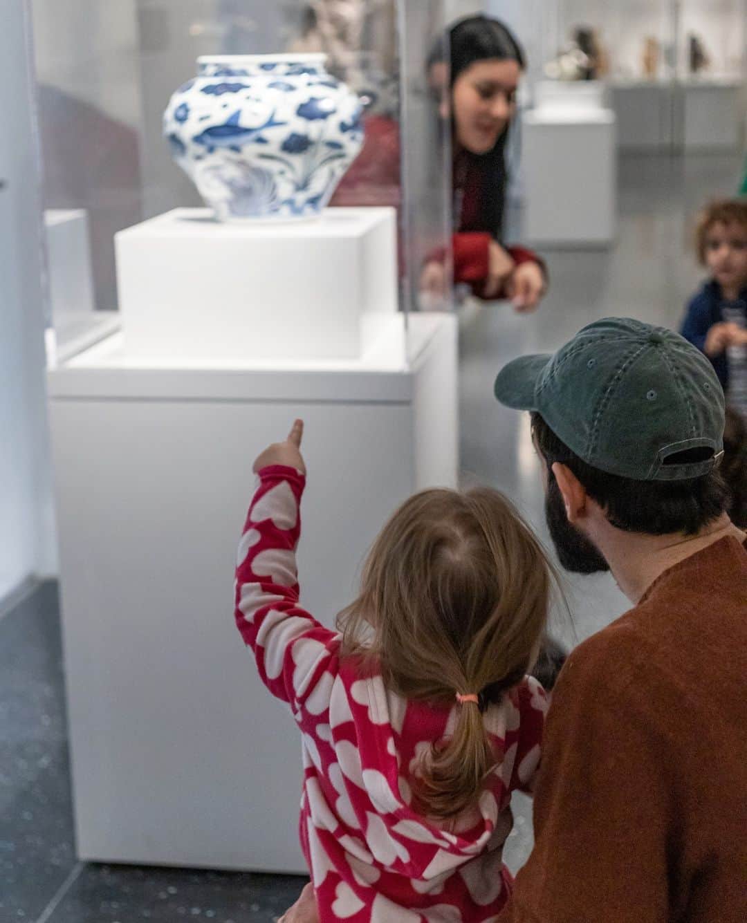 のインスタグラム：「Fill your fall with fun for the whole family!⁠ ⁠ 🖼️ Stroller Tours welcomes our youngest museum-goers and their caregivers to experience the Museum through an interactive tour of María Magdalena Campos-Pons: Behold. ⁠ ⁠ 🎨 Sunday Art brings the family to create art inspired by our galleries and collections.⁠ ⁠ 👪 Family Art Magic (F.A.M.) lets you explore how people use art to celebrate their cultures! ⁠ ⁠ 🧑‍🎨 Meet the Museum allows toddlers and adults to experiment with and explore art through storytelling, song, playful activities, and art-making in the studio.⁠ ⁠ Learn more and register for these exciting programs through the link in our bio.⁠ ⁠ 📷 Brooklyn Museum. (Photo: Andrew Brincka)」