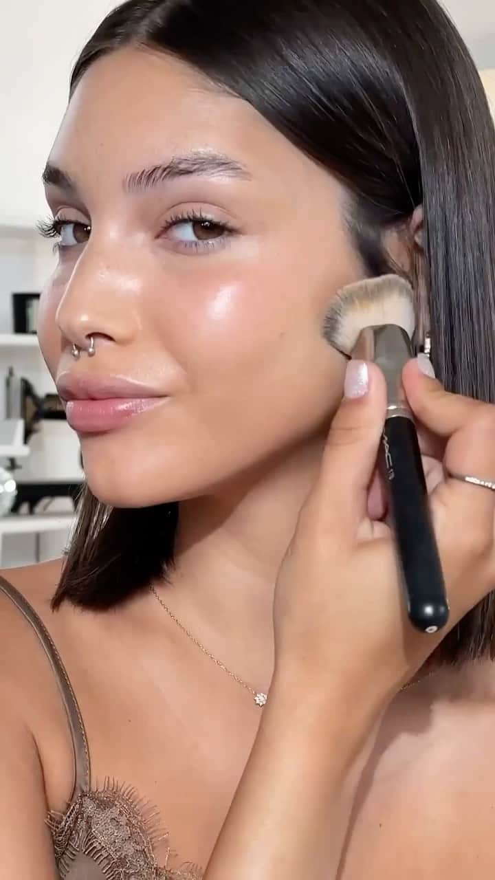 M·A·C Cosmetics BRのインスタグラム：「Fique Hyper Real sobre a radiância ✨. Para um visual com pele radiante comece sua rotina com nosso sérum-hidratante Hyper Real Serumizer™ antes de aplicar nossa base #MACStudioRadiance #SerumPowered, que é de longa duração, hidrata instantaneamente, suavizante e delicadamente luminosa. Confira todas as 56 tonalidades agora. #HyperRealSkincare #MACHyperReal #glowskin」
