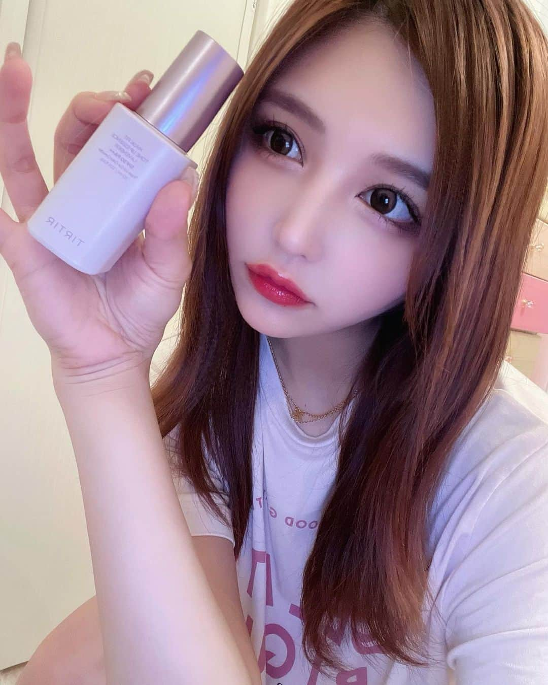 Ninaさんのインスタグラム写真 - (NinaInstagram)「マスクフィットトーンアップエッセンス MASK FIT TONE UP ESSENCE TIRTIRの人気下地に新色が登場 新色はミント とラベンダー🪻  私は黄味肌系でいつもラベンダーを使ってるので 今回もラベンダーにしてみました🪻  1本でカラーコントロール出来て、すっぴん風でもしっかりメイクの時も使えるなあ♡  少量でもかなり柔らかいテクスチャで伸びが良かった！ 水分がたっぷり入ってて乾燥肌でも浮かばないし、 パープルトーンのパウダーがくすんだ黄味を補正してくれます♪ 肌になじんで自然にトーンアップするからくすみが気になる人にもおすすめ♡  #TIRTIR #PR #トーンアップエッセンス #化粧下地 #カラーベース #パープルトーンアップ  ＃トーンアップサンエッセンス #トーンアップベース  #メイクベース」9月22日 22時01分 - axx_711x