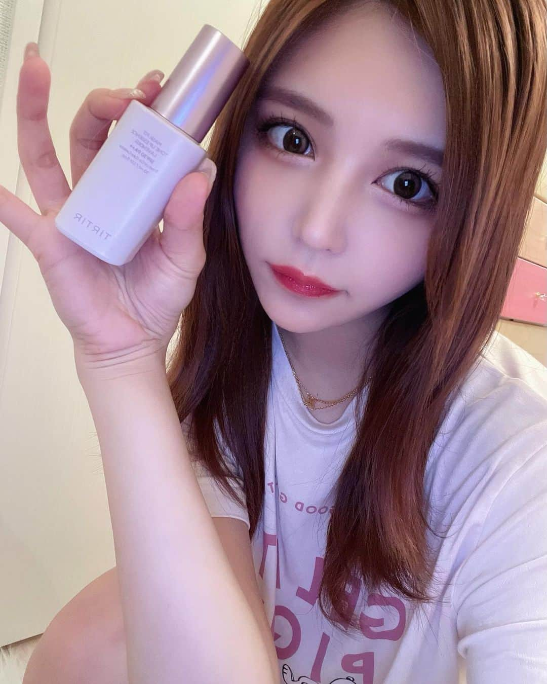 Ninaのインスタグラム：「マスクフィットトーンアップエッセンス MASK FIT TONE UP ESSENCE TIRTIRの人気下地に新色が登場 新色はミント とラベンダー🪻  私は黄味肌系でいつもラベンダーを使ってるので 今回もラベンダーにしてみました🪻  1本でカラーコントロール出来て、すっぴん風でもしっかりメイクの時も使えるなあ♡  少量でもかなり柔らかいテクスチャで伸びが良かった！ 水分がたっぷり入ってて乾燥肌でも浮かばないし、 パープルトーンのパウダーがくすんだ黄味を補正してくれます♪ 肌になじんで自然にトーンアップするからくすみが気になる人にもおすすめ♡  #TIRTIR #PR #トーンアップエッセンス #化粧下地 #カラーベース #パープルトーンアップ  ＃トーンアップサンエッセンス #トーンアップベース  #メイクベース」