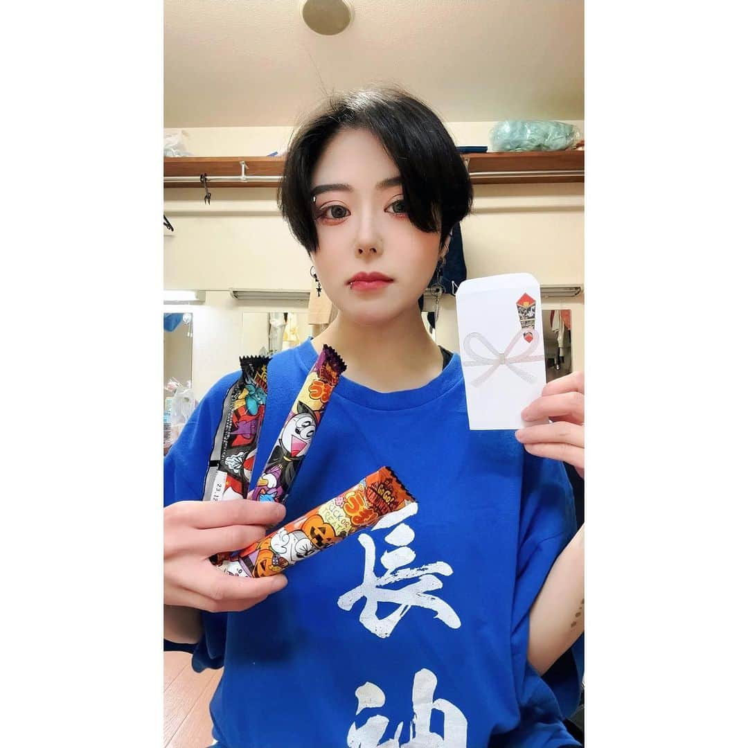 武藤つぐみのインスタグラム：「2…23.9.22.𝙵𝚛𝚒.🥇  ほんじぬも沢山有難う💙 L・Φ ⸜(* ´ ˘ `* )⸝ V・E 💙 #新宿ニューアート #歌舞伎町 #ゴールデン街」