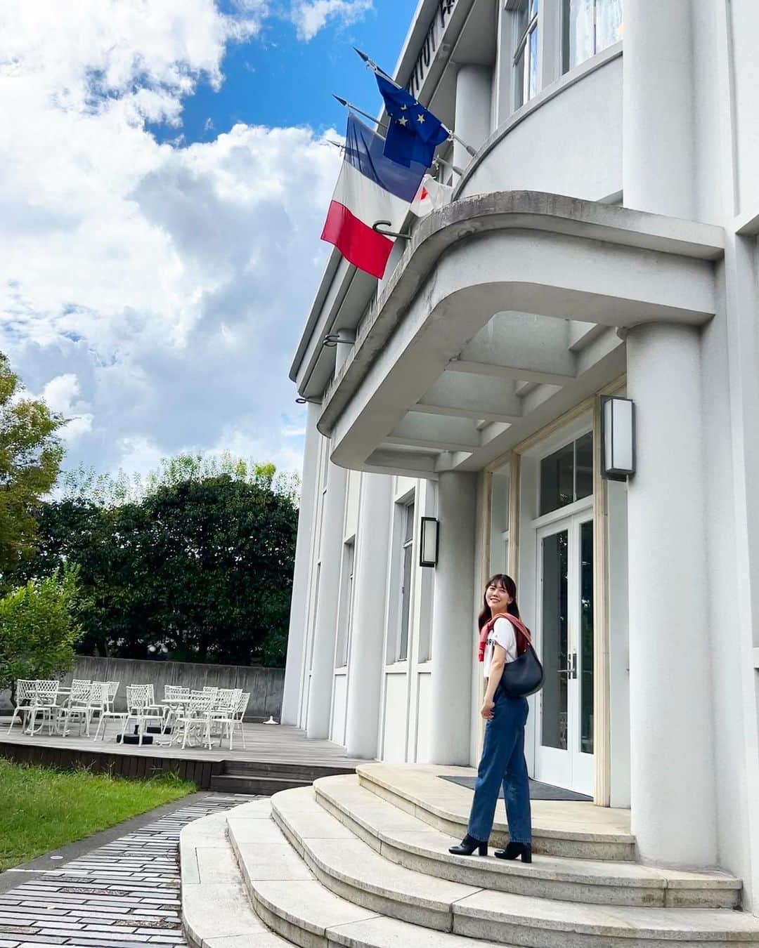 上坂由莉のインスタグラム：「📍 関西日仏学館🇫🇷 ⁡ 京都にいながらもフランスの雰囲気を 存分に味わえる場所👠⸝⸝ ⁡ ⁡ フレンチコーデで行ってみました💙🤍❤️ 本場のフランスも行きたいなぁ✈️ ⁡ ⁡ #関西日仏学館 #京都旅行 #京都観光 #女子旅 #フレンチカジュアル #パリジェンヌ #フレンチコーデ #デニムコーデ #トリコロール #フランス #カジュアル #大人カジュアル #大人かわいい #秋コーデ #ユニジョ #zaraコーデ #ユニクロコーデ #シンプルコーデ #autumnfashion2023 #denimcode #simplefashion」