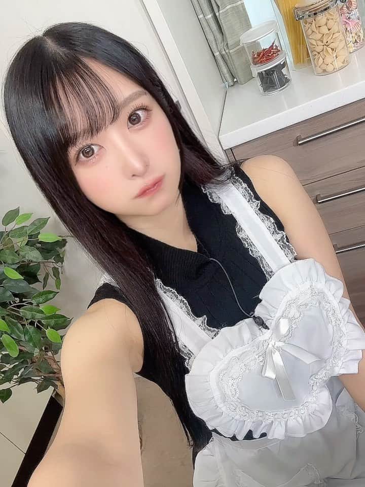 のインスタグラム：「エプロンラブリーすぎちゃった..?🤍🧑‍🍳💭  #今日の真島 #ゼロイチTV #ゼロイチ褒め  . . #japanesegirl #model #sexy #selfie #animegirl #셀카  #셀스타그램 #패션스타그램　#데일리 #asiangirl #cosplay #좋아요  #맞팔 #YouTube #グラビア #日系穿搭 #コスプレ #女孩 #소녀　#长发 #japan #girl #followme  #ootd  #关注 #lingerie #cooking」