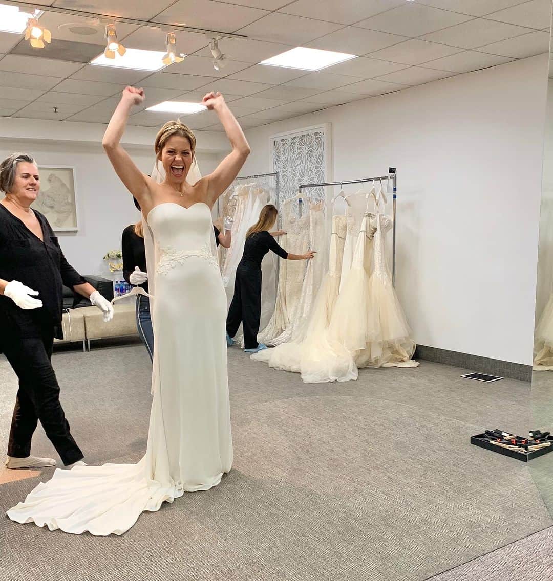 キャンディス・キャメロン・ブレのインスタグラム：「That Friday feeling 🙌🏼— flashback to finding the DJ wedding dress ✨. Today also marks 36 years since becoming DJ Tanner, what a ride! So blessed!」