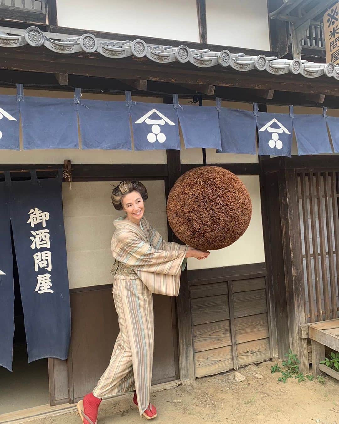 萬田久子のインスタグラム：「久々の時代劇よ❣️楽しい，楽しい〜❤️ #時代劇  #historical  #萬田久子  #hisakomanda」