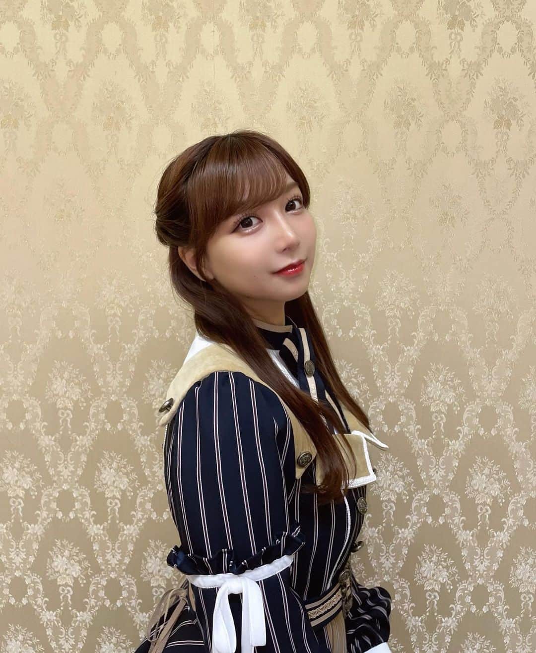 のインスタグラム：「・ ハーフアップしたよ🌝🤎  #アイドル衣装 #ハーフアップアレンジ」