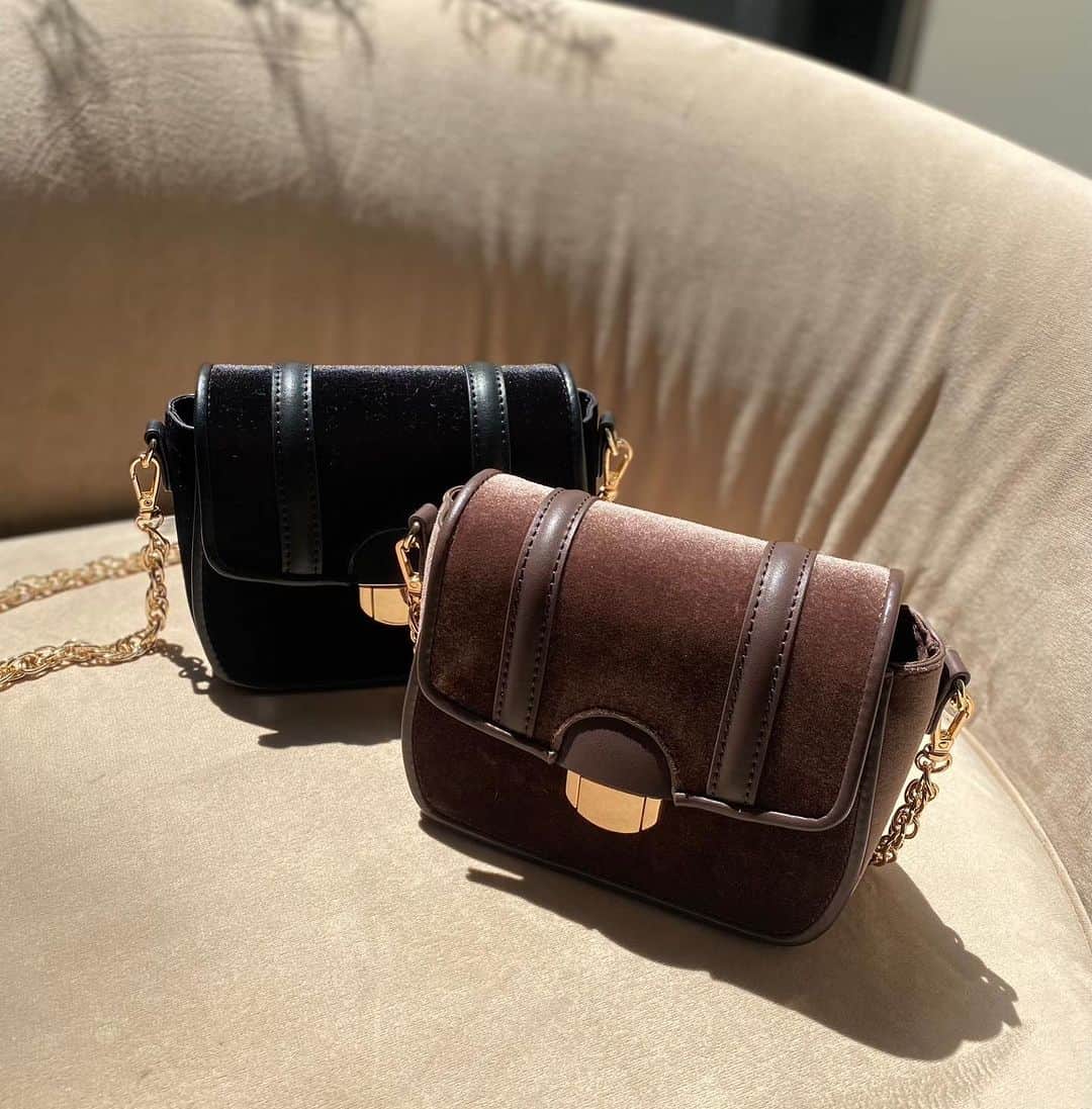 RESEXXYさんのインスタグラム写真 - (RESEXXYInstagram)「⁡ #ベルベットコンパクトバッグ BLK / BRN ¥9,900 taxin ━━━━━━━━━━━━━━━━━━━ 店舗 : 11月発売予定 WEB STORE : 予約販売中 ⁡ ⁡ #resexxy #resexxy_official #リゼクシー」9月22日 22時09分 - resexxy_official