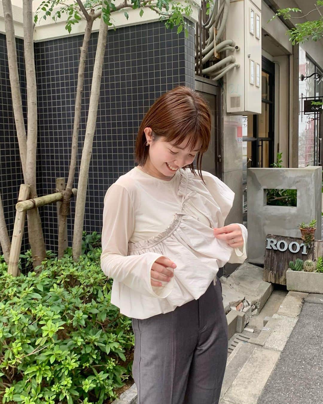 matano Kastaneのインスタグラム：「今日入荷したフリフリ買いました🙌 わーい☺️  肩掛けと、ビスチェ風にしてみました🧚🏻  難波店スタッフみんな買いそうです♡笑 今日着てた服にプラスするだけで 新鮮に、おしゃれ見えします😇✨✨  たくさん着まわそう♡」