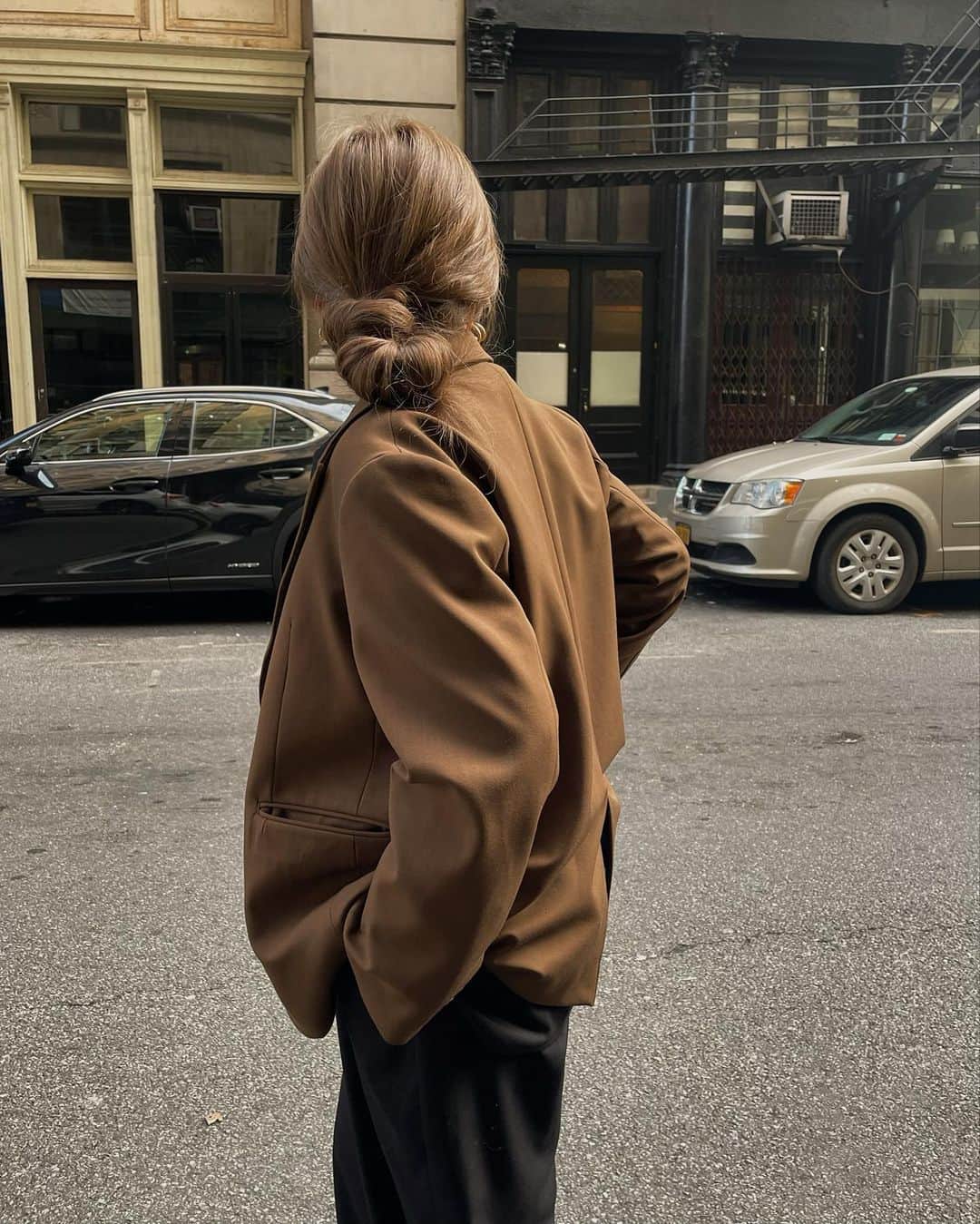 のインスタグラム：「Last week's memory, New York.🍂  New York も東京展示会もずーっとこれが制服なぐらいお気に入りshirt set 🖤　楽チンで綺麗に。」