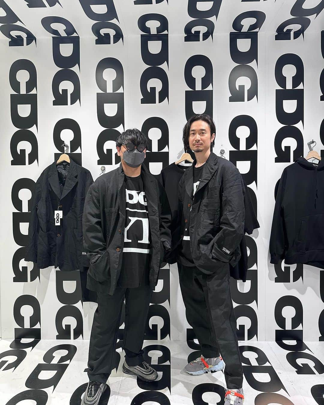 山口一郎のインスタグラム：「明日発売。#CDGYI #CDG #YI  山口一郎着用サイズ TシャツM ロンT M 黒シャツL 柄シャツM スウェットM フーディM パンツL」