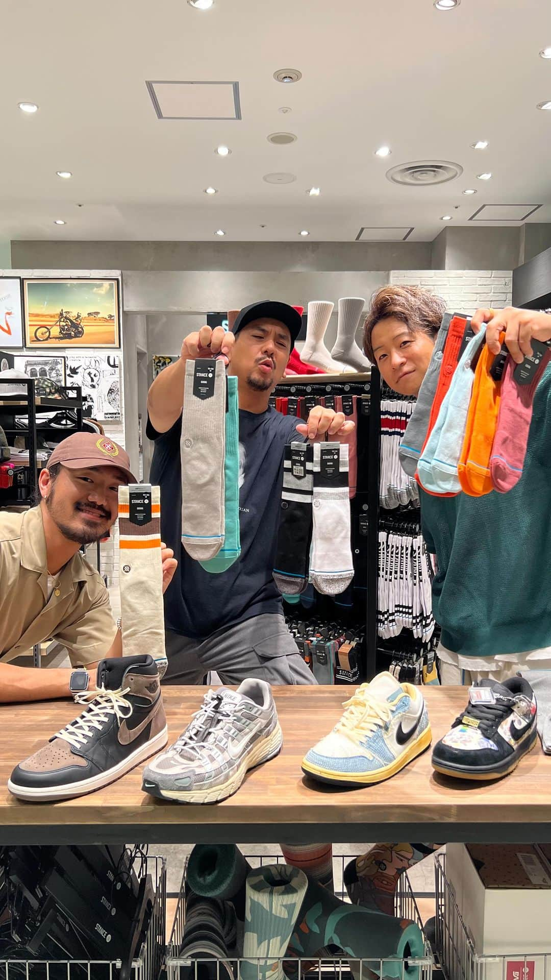 Stance Japanのインスタグラム：「［9/22］ STANCE アンバサダー企画‼︎  久々のアンバサダー企画です🔥🔥  以前も参加して頂いた、スニ垢男子さんをお呼びして スニーカーを交えたソックス選びをしていきたいと思います🥳  配信の最後にはプレゼント企画もあるので 最後まで要チェックです✨  🧦staff account ［PARCO 渋谷店］ あまのっち　(@fatguy321 ) しょーた　(@s_xx_24 )  🧦店舗 PARCO 渋谷店 5F なんばパークス店 4F  🧦オンラインストア https://stance-jp.com  #stancesocks  #ありきたりはつまらない #もう消耗品じゃない #stanceforscrubs #stanceathome #STANCEギフト #TodaysSTANCE #スタンスキックス #サンダルスタンス  @stance_japan @k.o.n.c.h.a.n @haraguchewww」