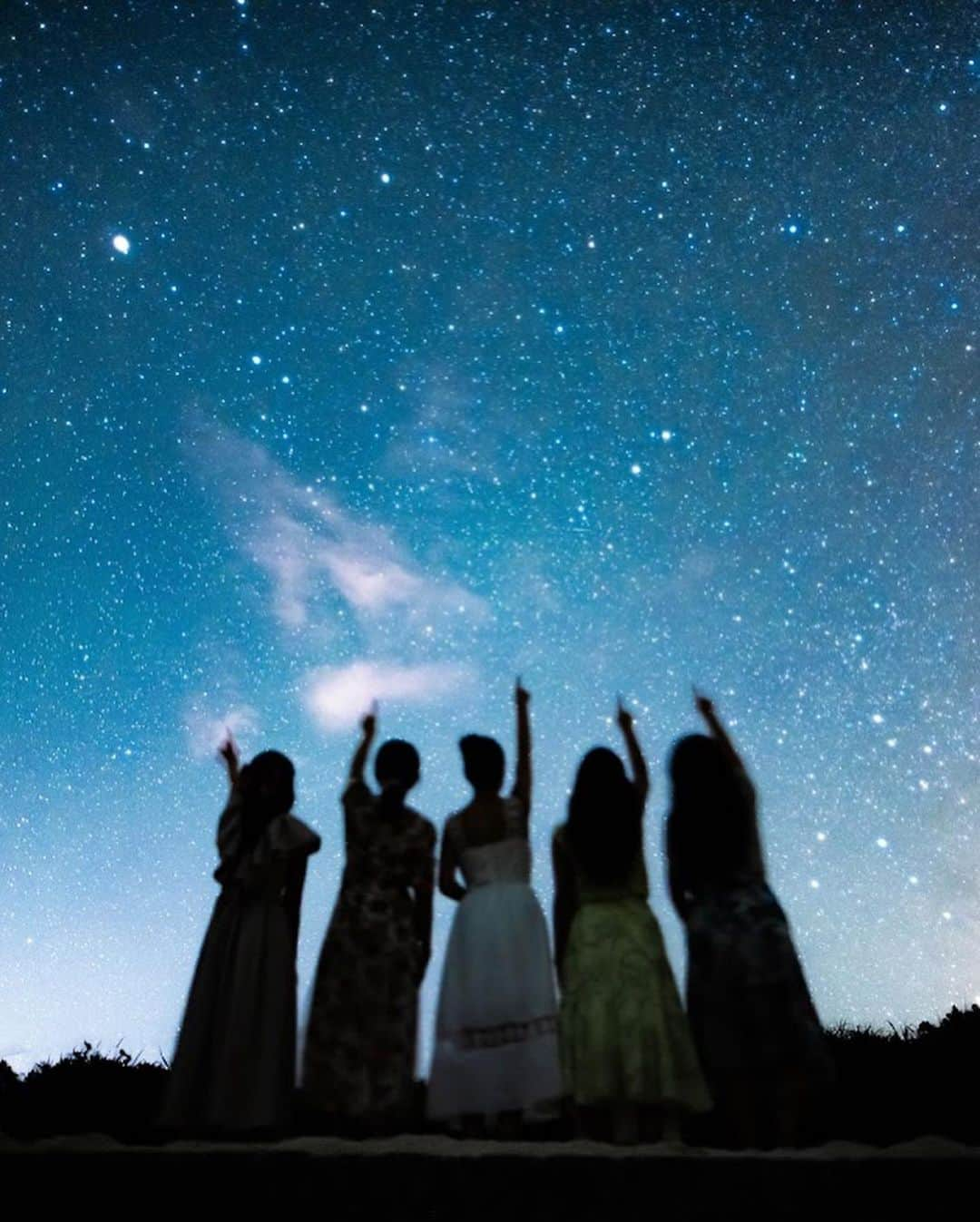 沖田杏梨さんのインスタグラム写真 - (沖田杏梨Instagram)「宮古島で見た星空🌌  今日は珍しく長い文章です💫  辺りに街頭とかビルの灯りとか全く無くて、真の暗闇で観る星空で産まれて初めてこんなに沢山の星を肉眼で見れました。 仕上がりがどんなのか楽しみだったけど驚きました🫢 @noripos カメラマンさん星空を探しに雲の動きを読んで島中運転してくださってありがとうございました。素敵すぎる写真です💓  すっごく宇宙を感じたし、 最初真っ暗闇だったのにだんだん目が慣れて一面に広がる星空の瞬きに目が離せなくなってました。  最後にヤシガニにも道路で出会えました(動画)。最後の落ちた後の皆んなの"あ⤵︎"が面白かった！笑  こんな世界を愛する仲間と観に行けるって本当に奇跡のような思い出が作れました。  今回の旅で、 ひびちゃんがね、本当にいろんな段取りして色んな所に電話かけて予約取り付けたりする信じられないくらい気遣の神様でした。  あいちんは本当に存在そのものが華があって盛り上げてくれるし行動でも盛り上げてくれるし、  はたちゃんはそのあっけらかーんとした雰囲気と存在感でなんでも話したくなるしみんなの洗濯とか掃除とかしてくれる良いマッマだったし、  めめたんは頼めば良い選曲してくれるし長い手足で踊って(カマキリダンス)歌ってくれるし、いつもニコニコしてるし、  思い出してちょっと涙ちょちょぎれました。 また一歩を踏み出そうと思ました。  おわり。  Starry sky seen on Miyako Island🌌.  This is an unusually long sentence today💫.  There were no streetlights or building lights around, so I was able to see so many stars with my naked eye for the first time in my life in the true darkness. I was looking forward to seeing how it would turn out, but I was surprised 🫢. @noripos Thank you to the photographer for driving all over the island reading the movement of the clouds to find the starry sky. The photos are too nice 💓  I felt like I was in space, It was pitch black at first, but my eyes gradually got used to it and I couldn't take my eyes off the blinking starry sky that spread all over.  At the end, we even met a coconut crab on the road (video). It was fun to hear everyone's "Oh ⤵︎" after the final fall! LOL.  It was a real miracle that I was able to go and see the show with such a world-loving group of friends.  On this trip, Hibi-chan was an unbelievably caring god who made all kinds of arrangements and made phone calls to various places to make reservations.  Aichin is a very special person who makes the trip more exciting, and she also makes it more exciting with her actions,  Hattachan's open atmosphere and presence made me want to talk to her about everything, and she was a good mother who did everyone's washing and cleaning,  Mémétan would choose a good song if you asked her, she would dance and sing (mantis dance) with her long arms and legs, and she was always smiling,  I was a little teary thinking back on it. I wanted to take another step forward in my life.  The end.  #星空フォト #星空フォト宮古島  #宮古島」9月22日 22時15分 - anri_okita