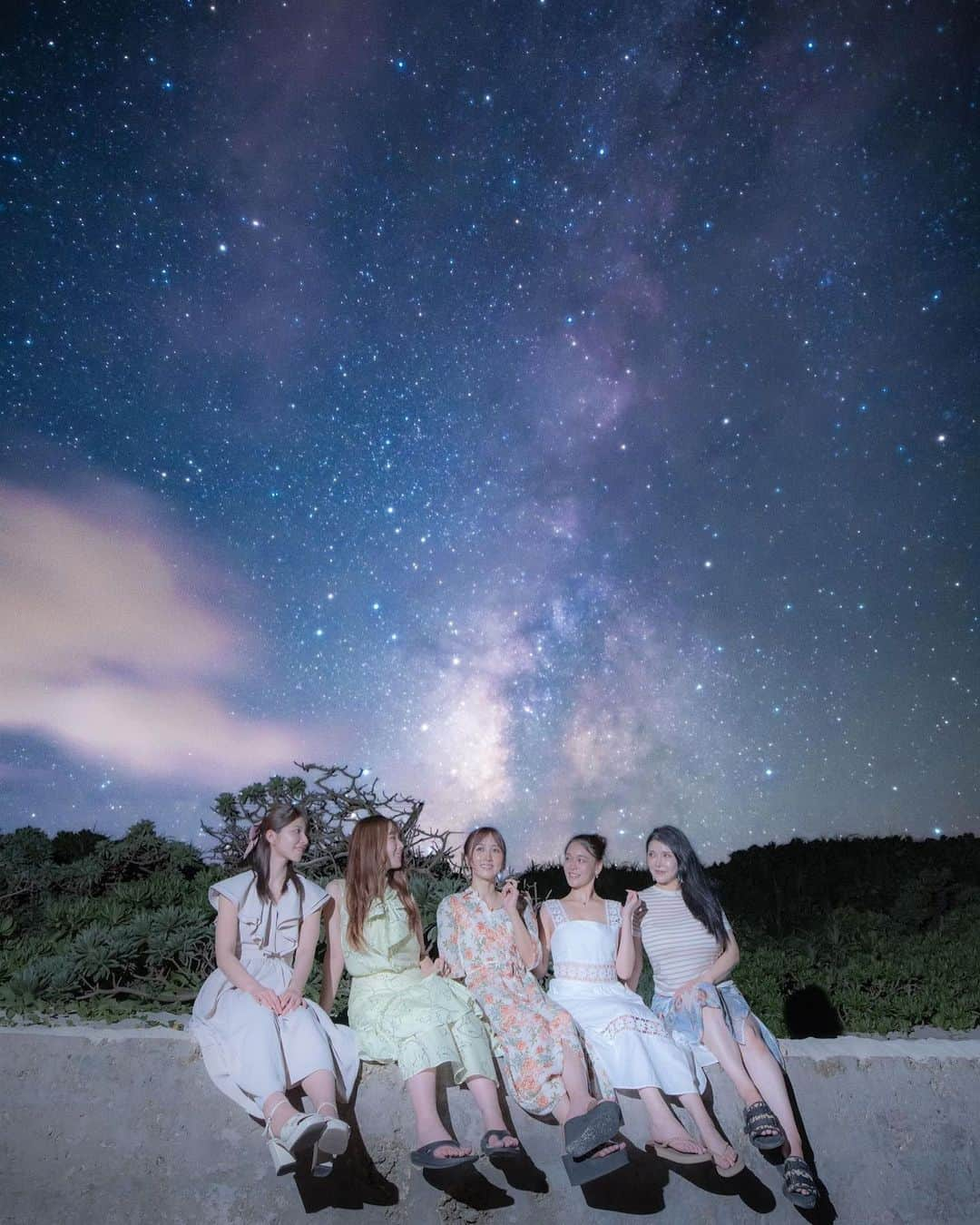 沖田杏梨のインスタグラム：「宮古島で見た星空🌌  今日は珍しく長い文章です💫  辺りに街頭とかビルの灯りとか全く無くて、真の暗闇で観る星空で産まれて初めてこんなに沢山の星を肉眼で見れました。 仕上がりがどんなのか楽しみだったけど驚きました🫢 @noripos カメラマンさん星空を探しに雲の動きを読んで島中運転してくださってありがとうございました。素敵すぎる写真です💓  すっごく宇宙を感じたし、 最初真っ暗闇だったのにだんだん目が慣れて一面に広がる星空の瞬きに目が離せなくなってました。  最後にヤシガニにも道路で出会えました(動画)。最後の落ちた後の皆んなの"あ⤵︎"が面白かった！笑  こんな世界を愛する仲間と観に行けるって本当に奇跡のような思い出が作れました。  今回の旅で、 ひびちゃんがね、本当にいろんな段取りして色んな所に電話かけて予約取り付けたりする信じられないくらい気遣の神様でした。  あいちんは本当に存在そのものが華があって盛り上げてくれるし行動でも盛り上げてくれるし、  はたちゃんはそのあっけらかーんとした雰囲気と存在感でなんでも話したくなるしみんなの洗濯とか掃除とかしてくれる良いマッマだったし、  めめたんは頼めば良い選曲してくれるし長い手足で踊って(カマキリダンス)歌ってくれるし、いつもニコニコしてるし、  思い出してちょっと涙ちょちょぎれました。 また一歩を踏み出そうと思ました。  おわり。  Starry sky seen on Miyako Island🌌.  This is an unusually long sentence today💫.  There were no streetlights or building lights around, so I was able to see so many stars with my naked eye for the first time in my life in the true darkness. I was looking forward to seeing how it would turn out, but I was surprised 🫢. @noripos Thank you to the photographer for driving all over the island reading the movement of the clouds to find the starry sky. The photos are too nice 💓  I felt like I was in space, It was pitch black at first, but my eyes gradually got used to it and I couldn't take my eyes off the blinking starry sky that spread all over.  At the end, we even met a coconut crab on the road (video). It was fun to hear everyone's "Oh ⤵︎" after the final fall! LOL.  It was a real miracle that I was able to go and see the show with such a world-loving group of friends.  On this trip, Hibi-chan was an unbelievably caring god who made all kinds of arrangements and made phone calls to various places to make reservations.  Aichin is a very special person who makes the trip more exciting, and she also makes it more exciting with her actions,  Hattachan's open atmosphere and presence made me want to talk to her about everything, and she was a good mother who did everyone's washing and cleaning,  Mémétan would choose a good song if you asked her, she would dance and sing (mantis dance) with her long arms and legs, and she was always smiling,  I was a little teary thinking back on it. I wanted to take another step forward in my life.  The end.  #星空フォト #星空フォト宮古島  #宮古島」