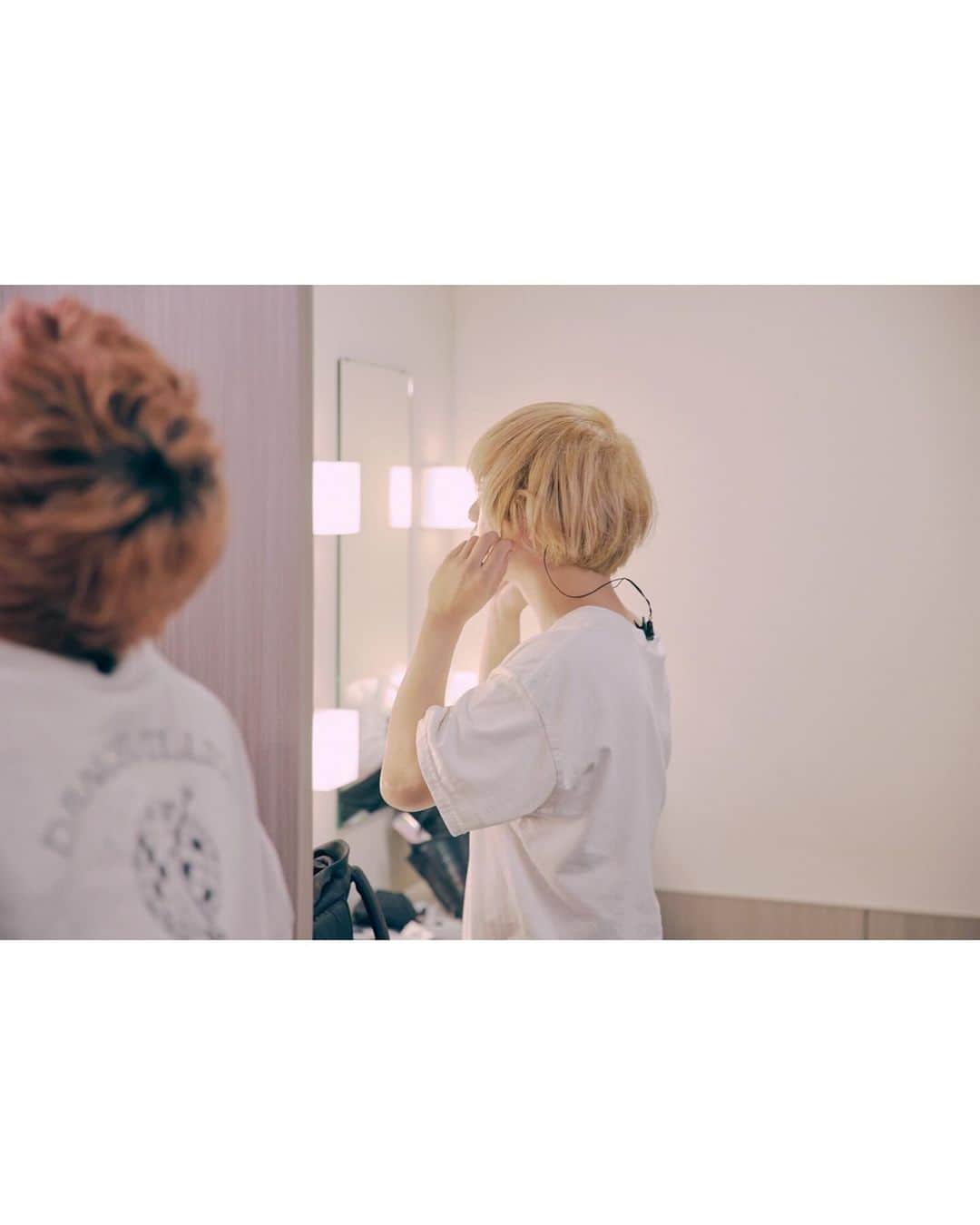 首藤義勝のインスタグラム：「ツアー羽田 出陣前 たくさんありがとう👻  #DANCEJILLIONTOUR #KEYTALK」