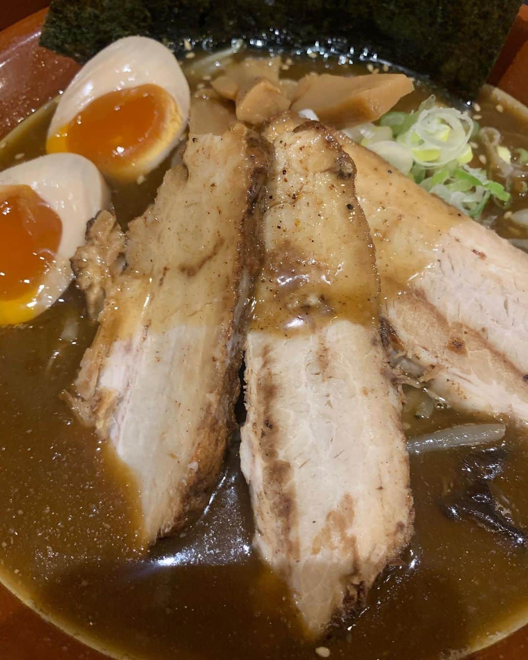 のインスタグラム：「この7ヶ月で1番美味かったな。  北海道ラーメンなら人生で二番目に美味い！！  大雨の中駅から傘ささず歩いて10分かけて行った中でならダントツで1番美味い  #パワーボム飯店 #ラーメン人間ばんざい」
