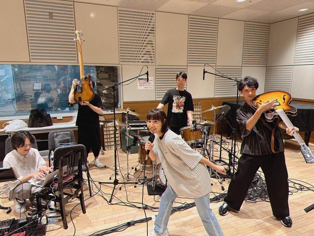 のインスタグラム：「明後日、9/24 吉祥寺SHUFFLE ワンマンのリハしてきました!  本番前なのに楽しくて ついつい歌いすぎました😂 パワーが漲って 私の生きがいだなぁ…って感じます。　  ただただ楽しいことしよう!  そこにあなたがいてくれたら もっと楽しい🤝  いつでも変わらずに待ってるよ〜〜  ＼ CHISA ONEMAN LIVE ／  9/24(日)吉祥寺SHUFFLE 「In the blink」 OPEN 18:00 START 18:30 ADV ¥3,500 / DOOR ¥3,800  ご予約はこちら ▶︎chisamarinaofficial@gmail.com  配信チケット ¥1,000 購入はこちら ▶︎ https://twitcasting.tv/chisa_and_staff/shopcart/258711  〈バンドメンバー〉 Vo CHISA  Gt 生本直毅 Ba 高間有一 Dr 比田井修 Mnp 柳野裕孝  #CHISA #live #onemanlive #band #livehouse #吉祥寺shuffle」