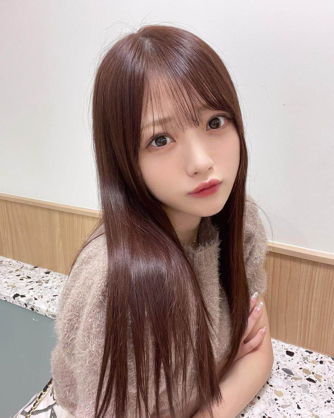 のインスタグラム：「髪染めたよ♡ 昔の髪色に戻したの！赤みブラウン🤎 髪質改善もしてもらったからツヤツヤ〜✨ . #ブラウンカラー #レッドブラウン  #髪質改善  #秋カラー #秋服 #秋コーデ」